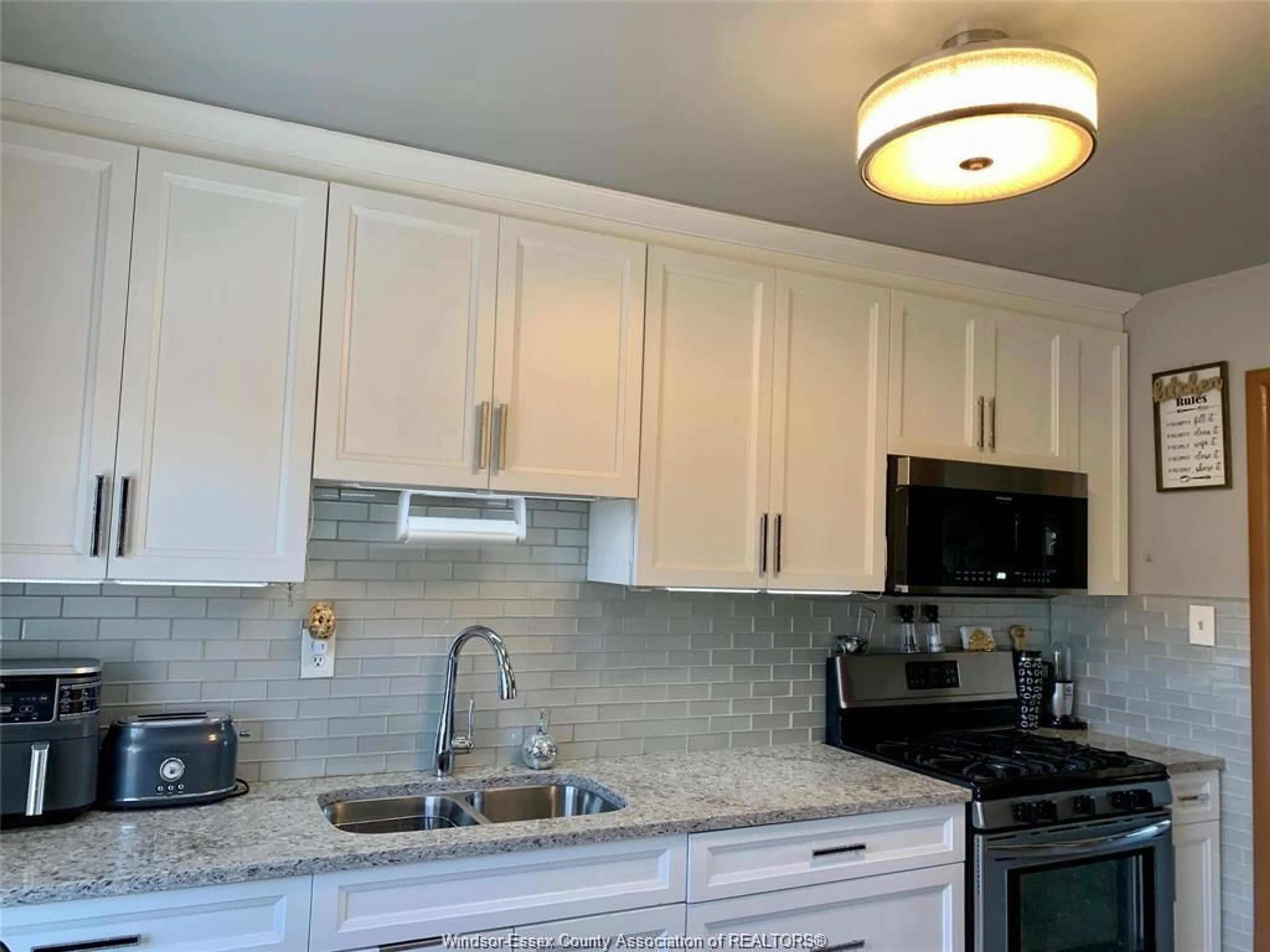 Standard kitchen, ceramic/tile floor for 2943 MANCHESTER Rd, Windsor Ontario N9C 1X5