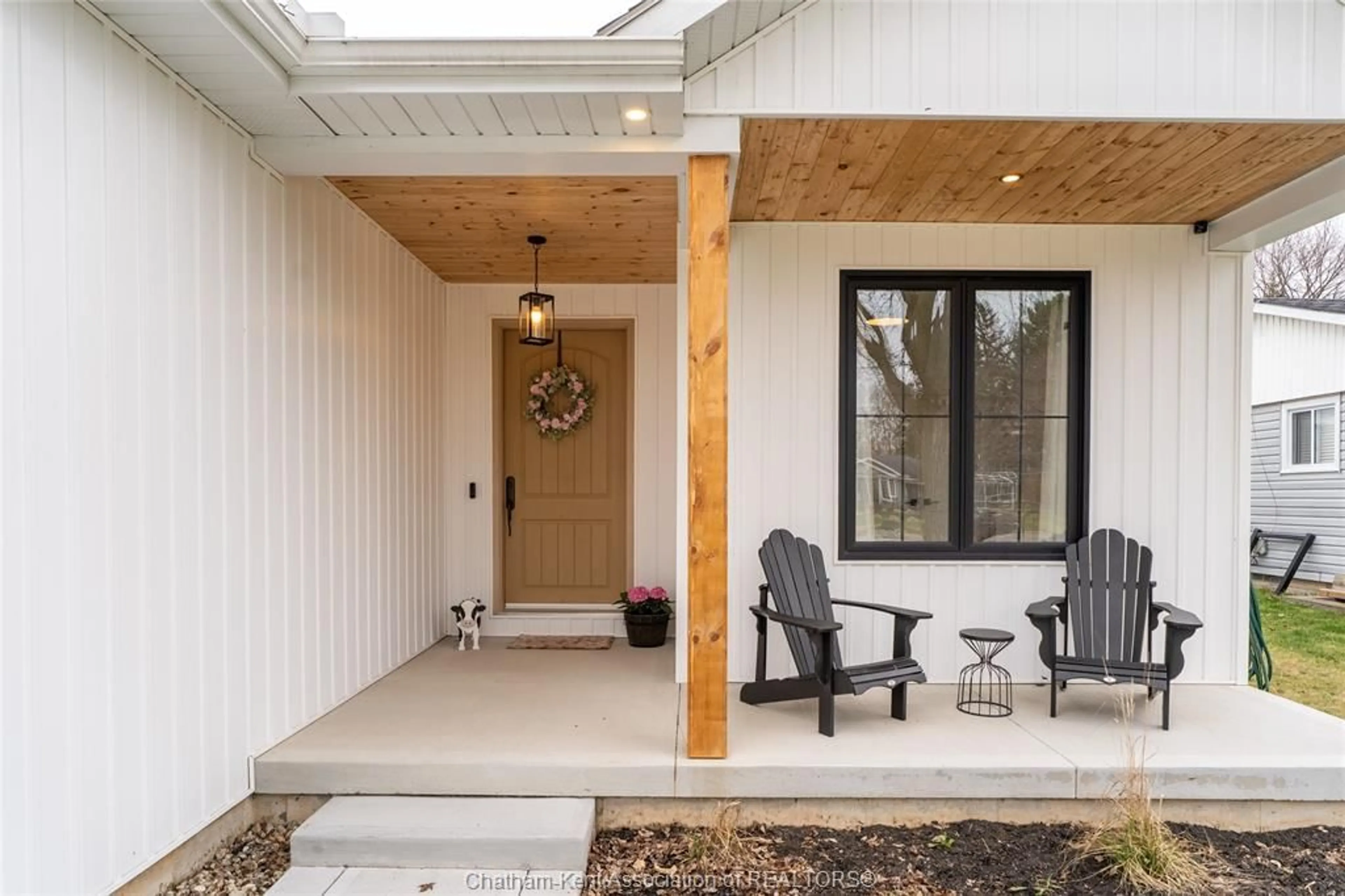 Indoor entryway for 11597 Longwoods Rd, Kent Bridge Ontario N0P 1V0