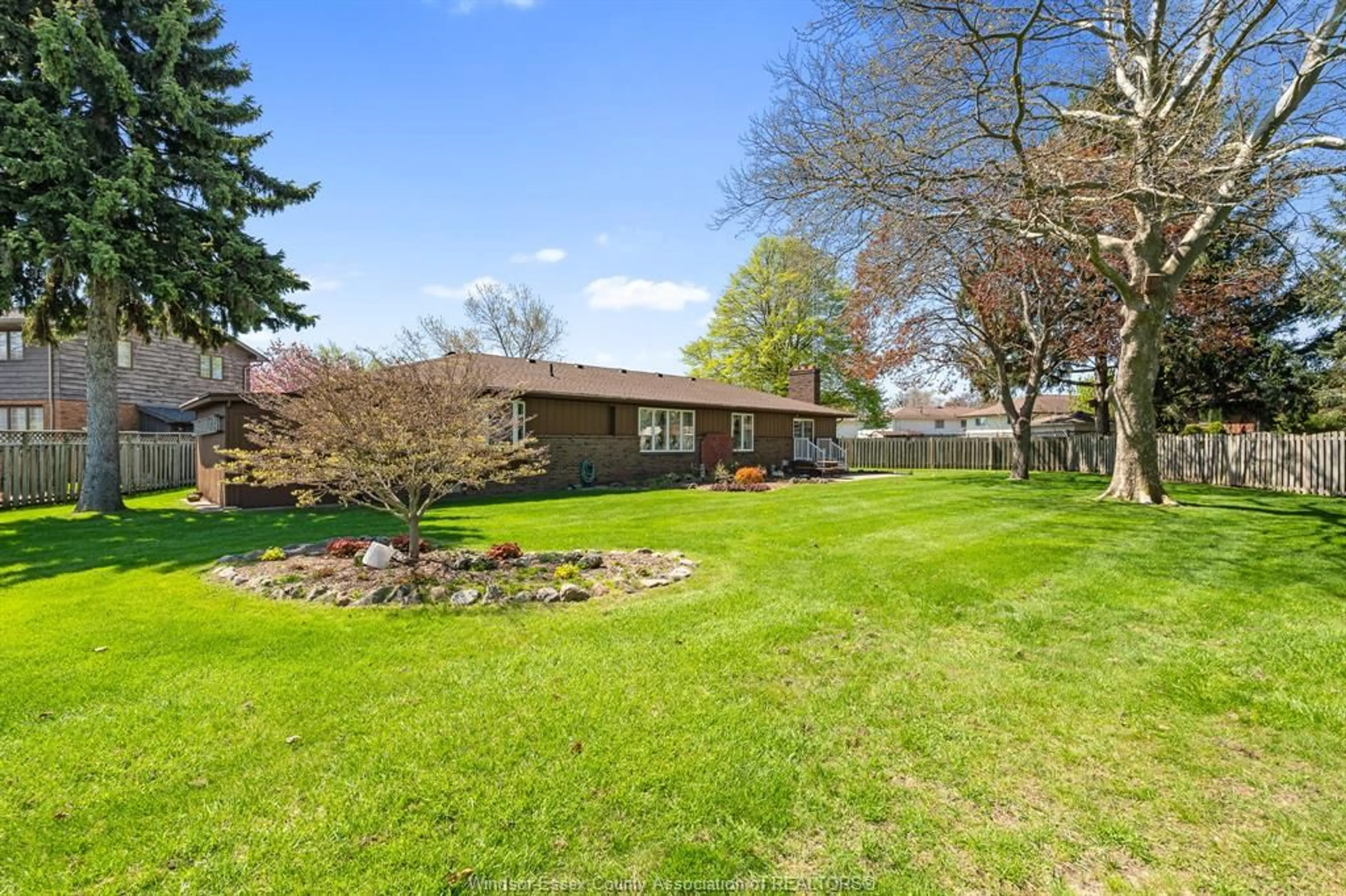 A pic from outside/outdoor area/front of a property/back of a property/a pic from drone, water/lake/river/ocean view for 11 Crozier Cres, Leamington Ontario N8H 4M4