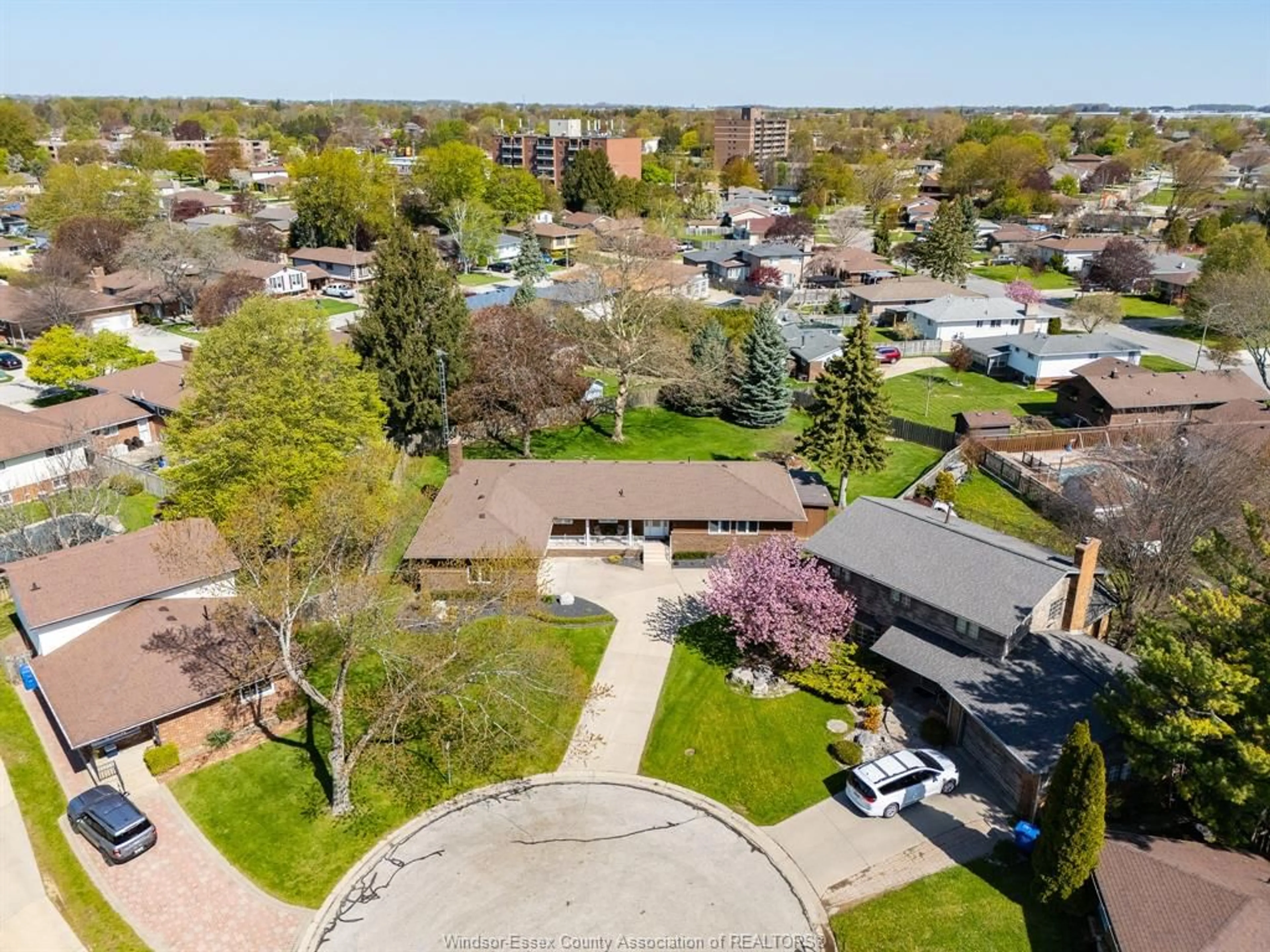 A pic from outside/outdoor area/front of a property/back of a property/a pic from drone, street for 11 Crozier Cres, Leamington Ontario N8H 4M4