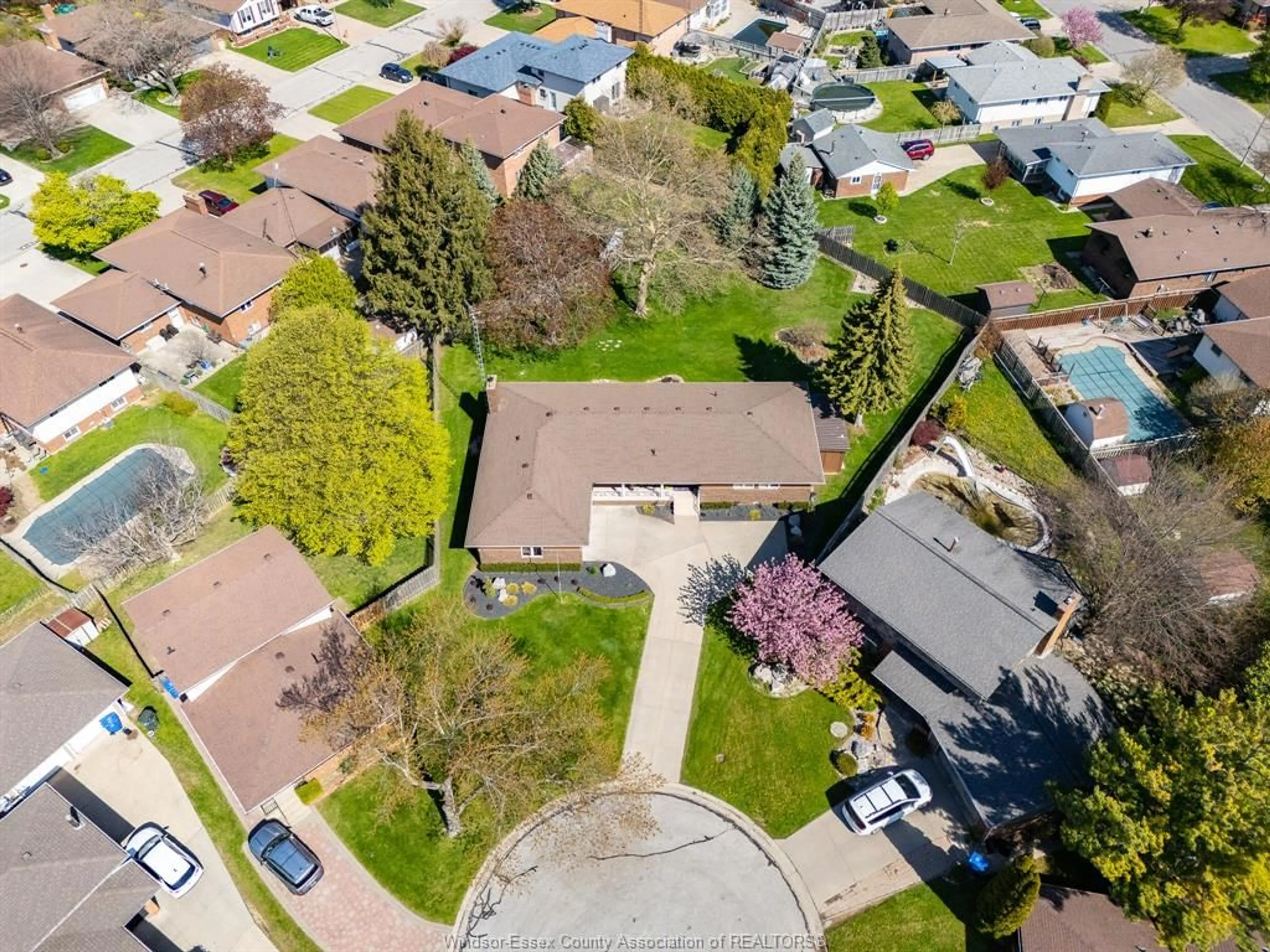 A pic from outside/outdoor area/front of a property/back of a property/a pic from drone, street for 11 Crozier Cres, Leamington Ontario N8H 4M4