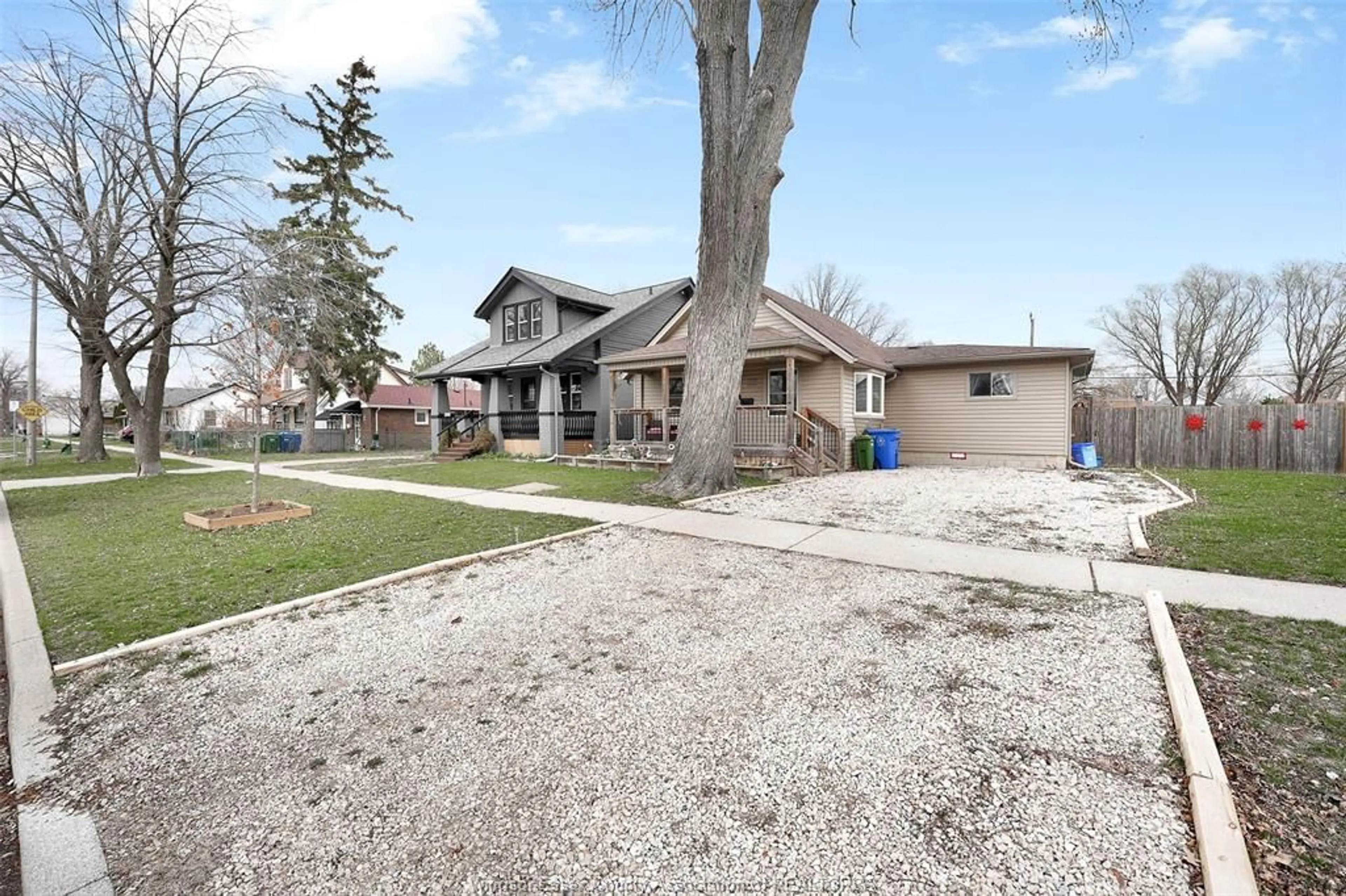 A pic from outside/outdoor area/front of a property/back of a property/a pic from drone, street for 1356 AUBIN Rd, Windsor Ontario N8Y 4E6