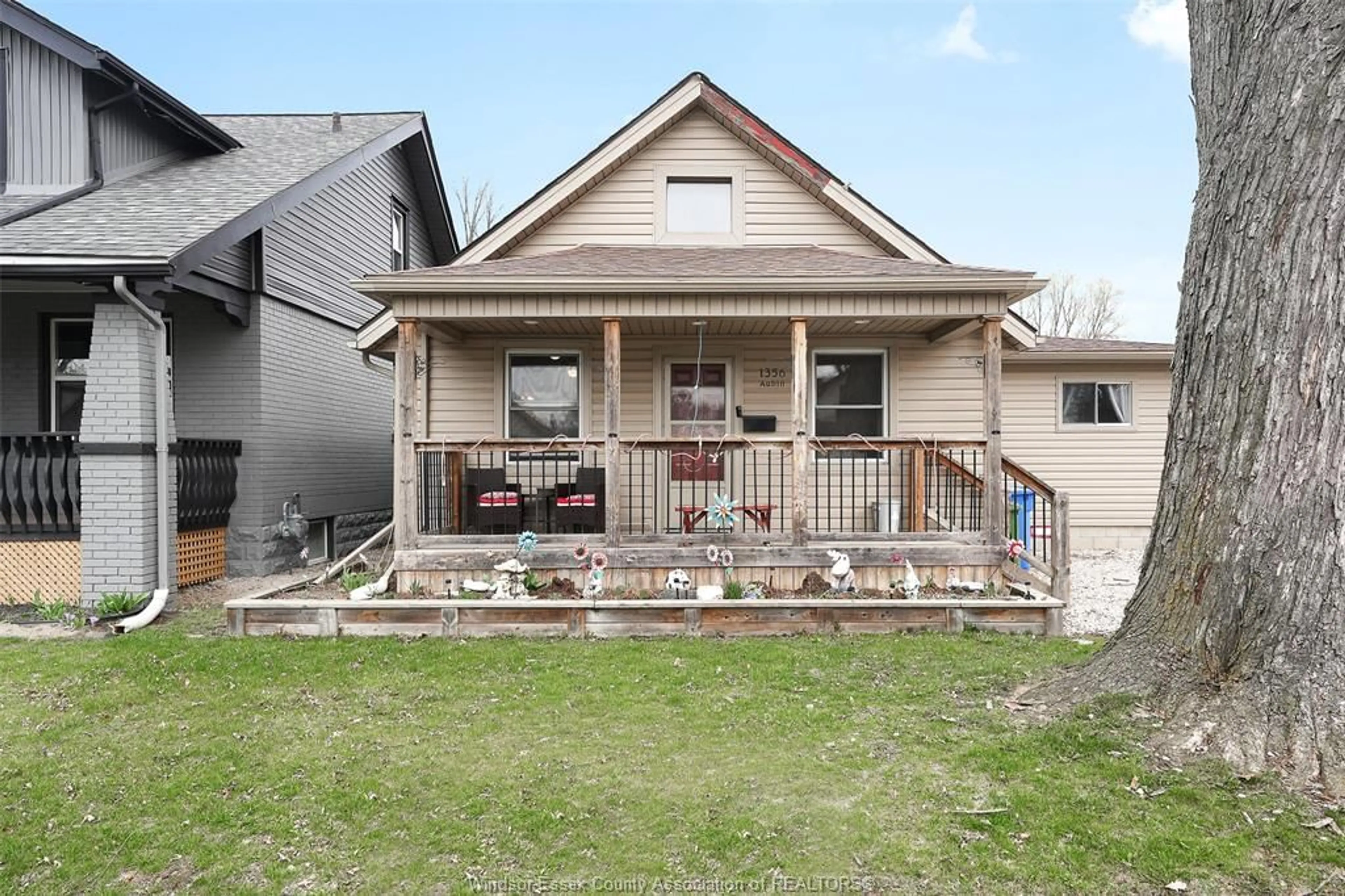 Home with vinyl exterior material, street for 1356 AUBIN Rd, Windsor Ontario N8Y 4E6