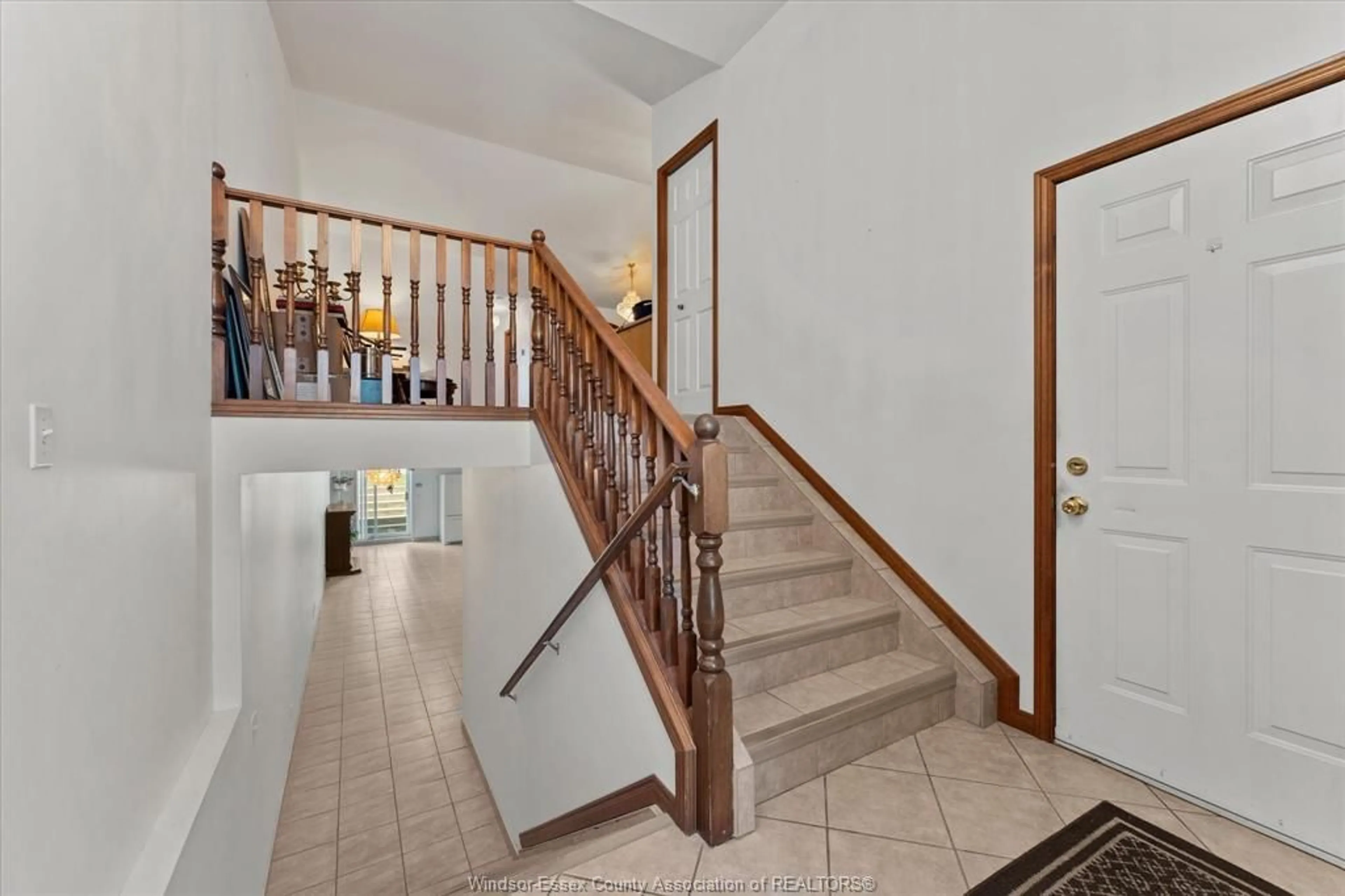 Indoor foyer for 64 TOFFLEMIRE Crt, Amherstburg Ontario N9V 4E4