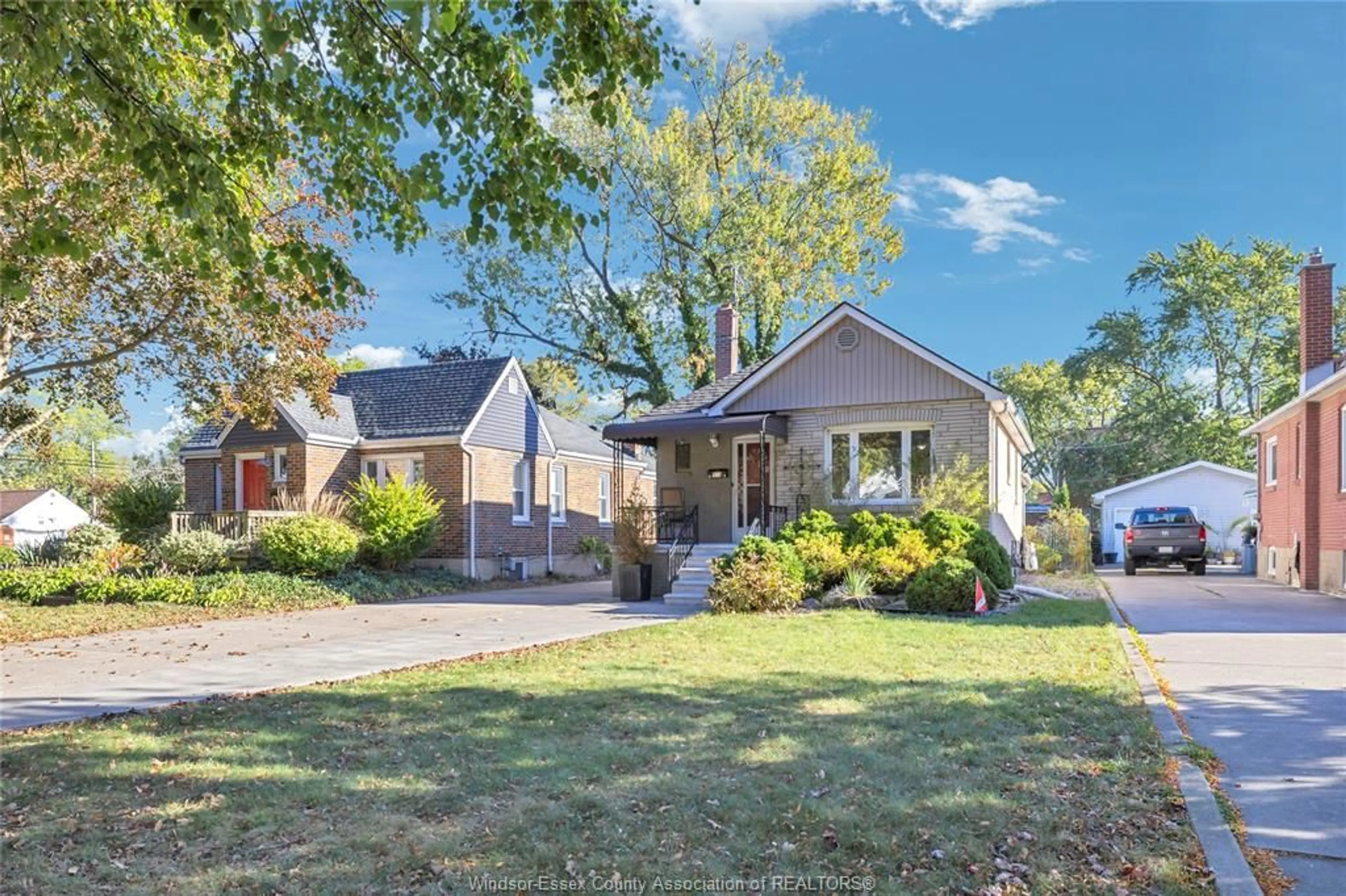 Home with brick exterior material, street for 914 THOMPSON Blvd, Windsor Ontario N8S 2G8