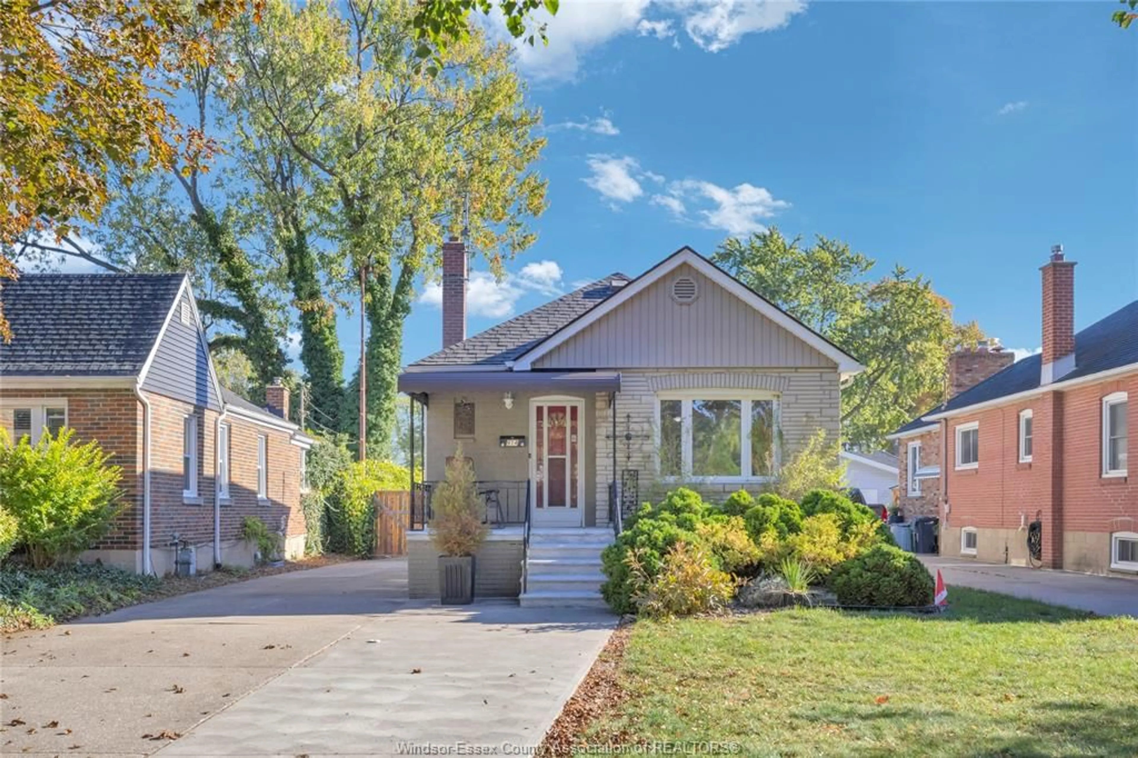 Home with brick exterior material, street for 914 THOMPSON Blvd, Windsor Ontario N8S 2G8