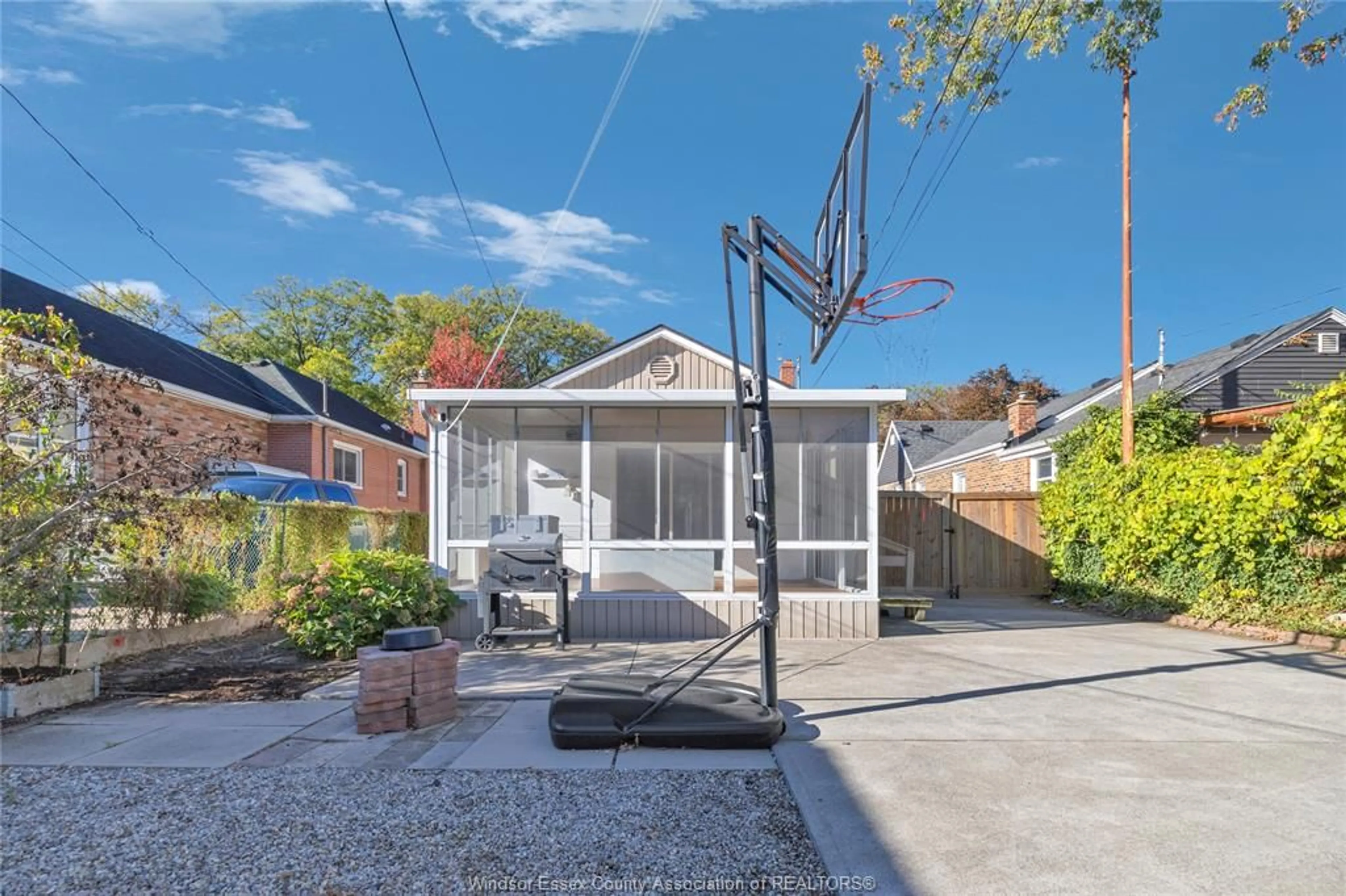 Patio, street for 914 THOMPSON Blvd, Windsor Ontario N8S 2G8