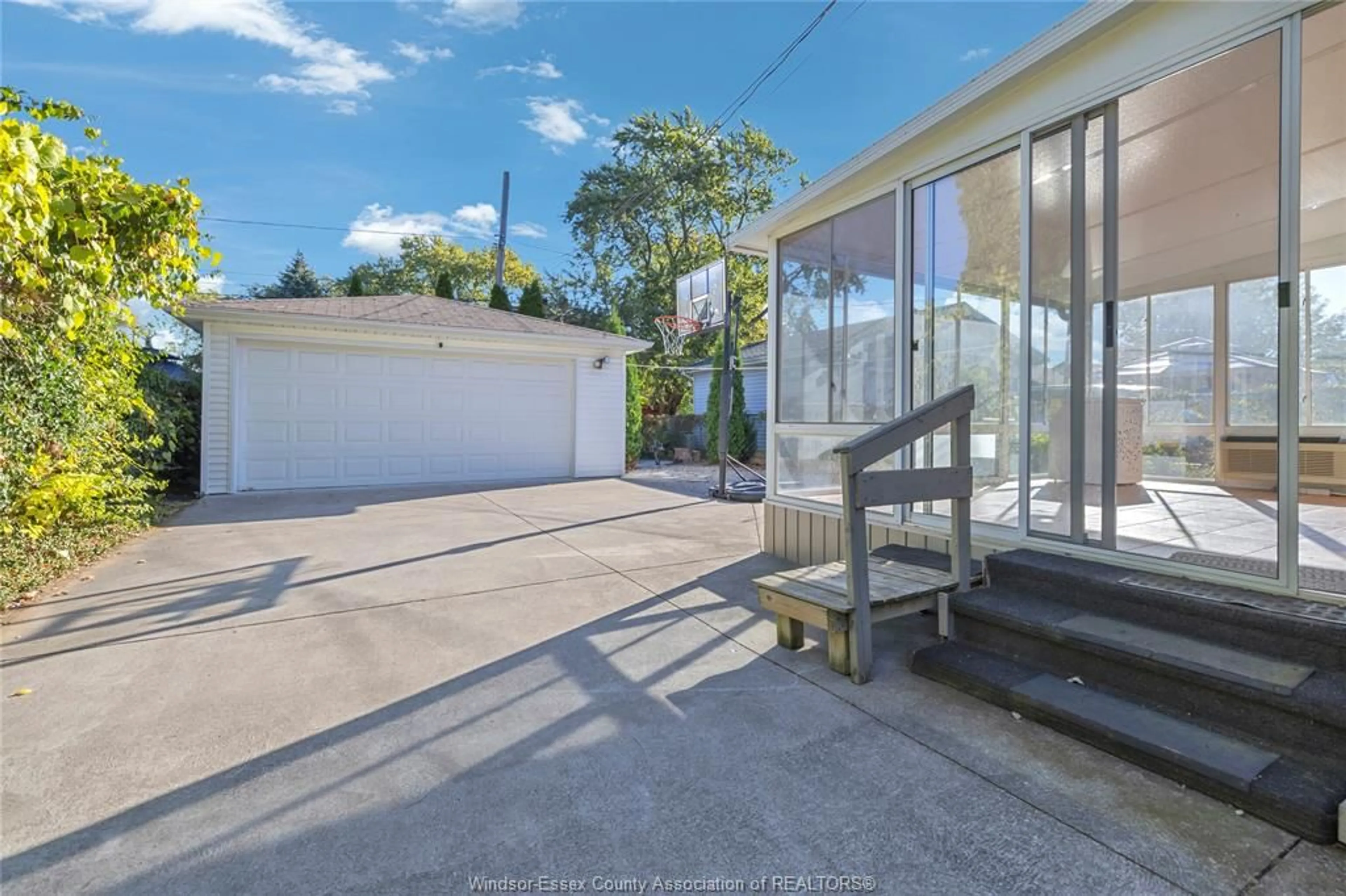 A pic from outside/outdoor area/front of a property/back of a property/a pic from drone, water/lake/river/ocean view for 914 THOMPSON Blvd, Windsor Ontario N8S 2G8