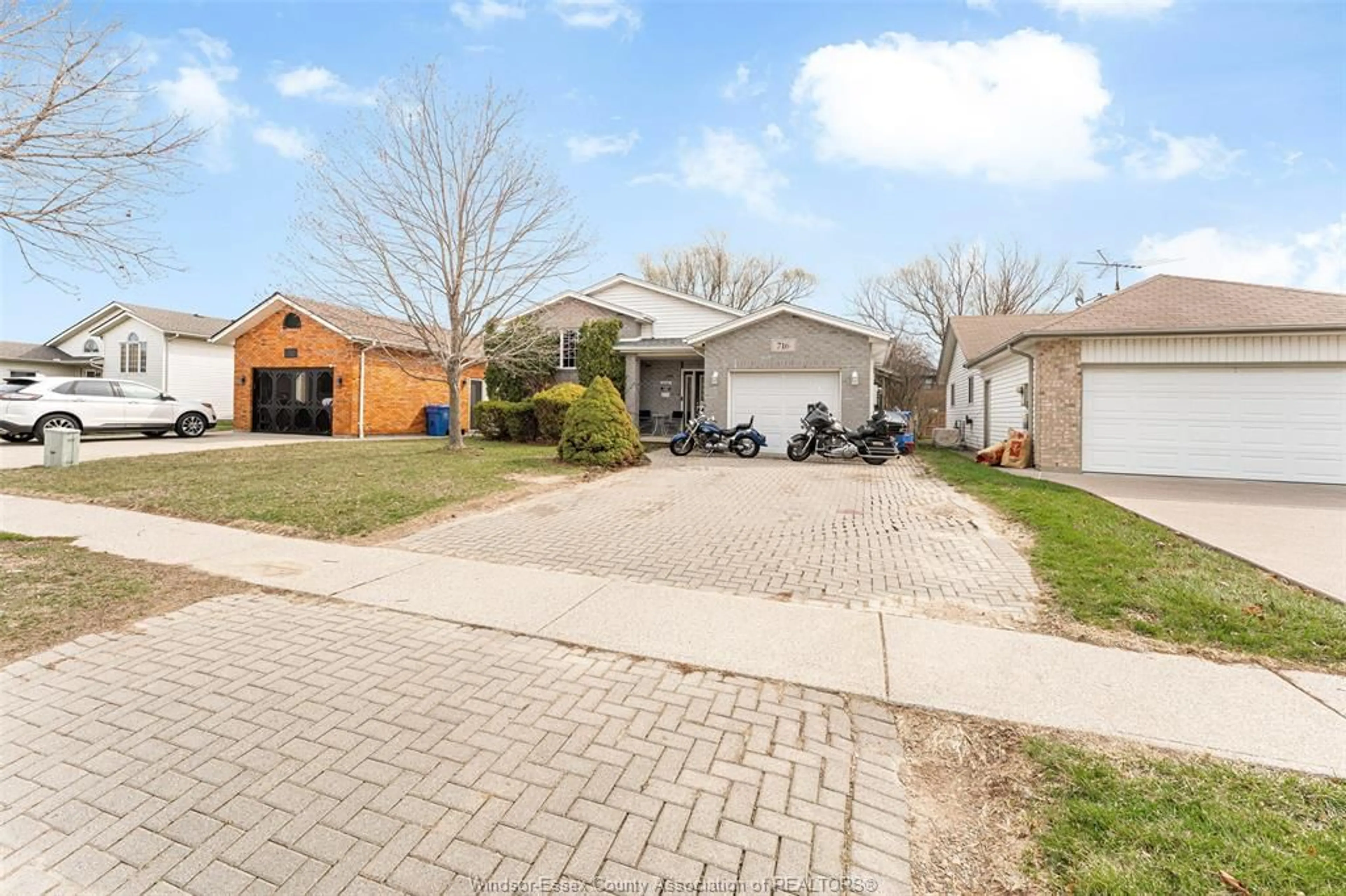 A pic from outside/outdoor area/front of a property/back of a property/a pic from drone, street for 716 RICHMOND, Amherstburg Ontario N9V 3Z5
