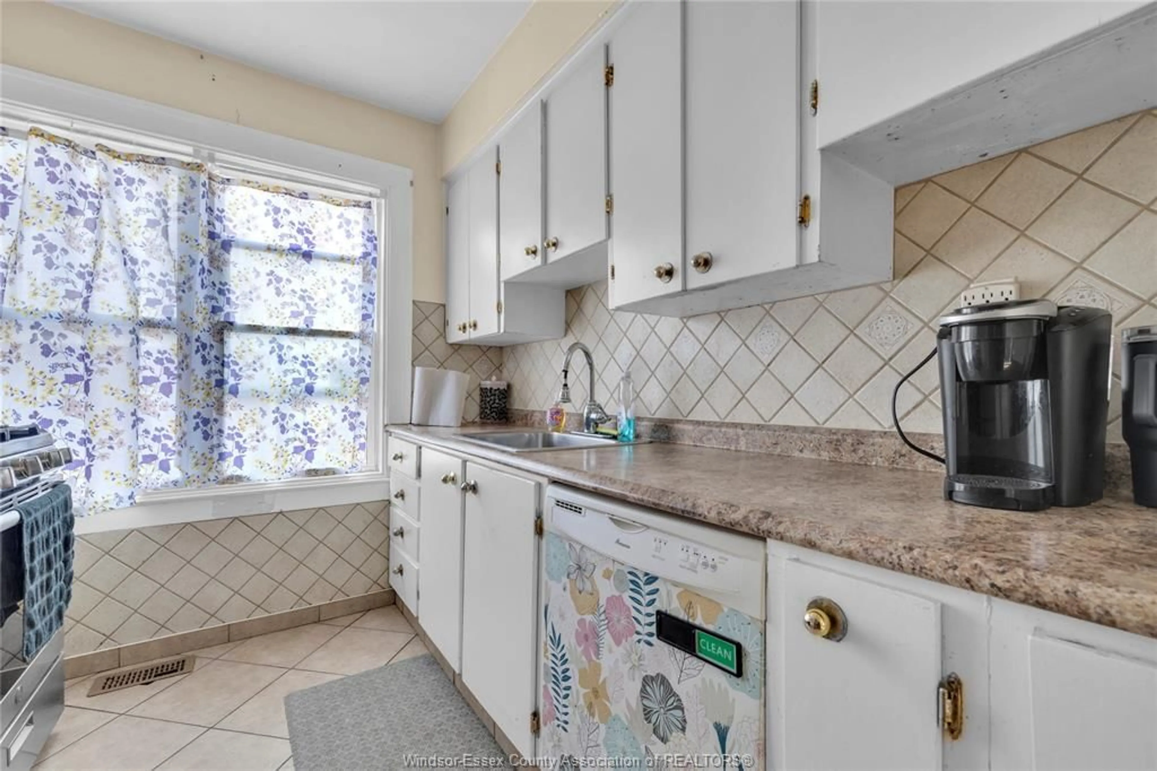 Standard kitchen, ceramic/tile floor for 2230 HALL, Windsor Ontario N8W 2L7