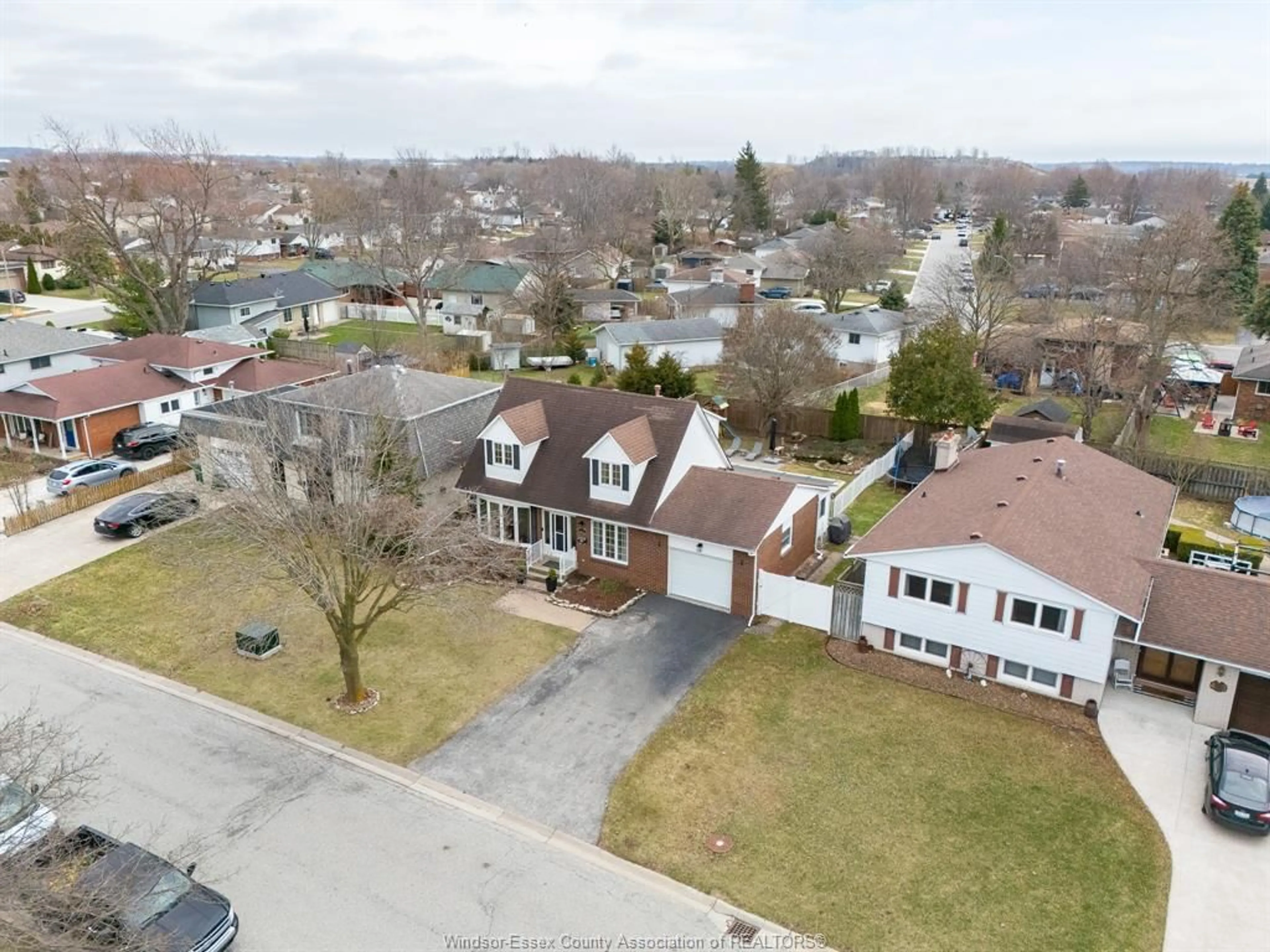 A pic from outside/outdoor area/front of a property/back of a property/a pic from drone, street for 477 Richmond St, Amherstburg Ontario N9V 3G3
