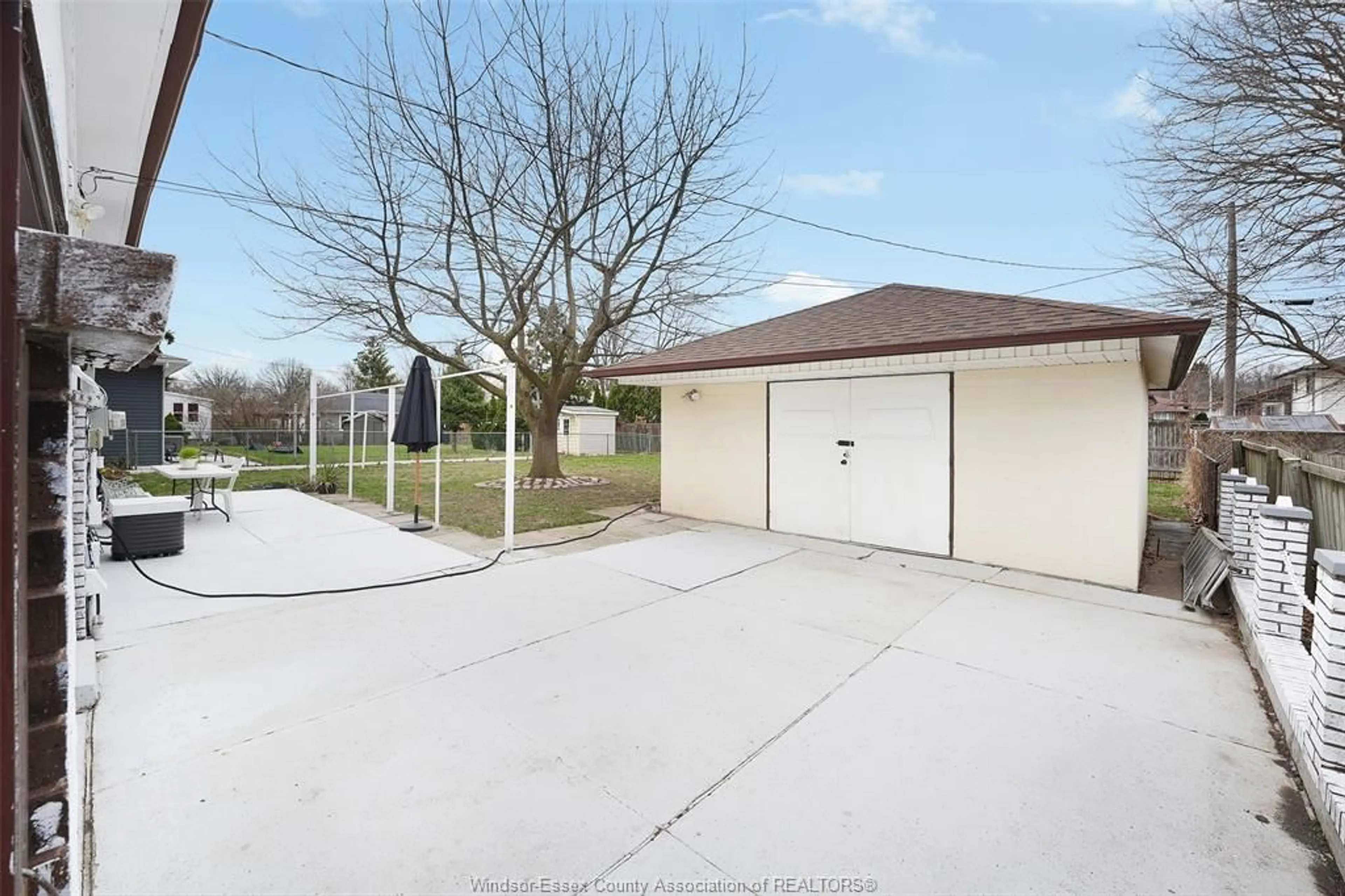 A pic from outside/outdoor area/front of a property/back of a property/a pic from drone, street for 3767 TURNER, Windsor Ontario N8W 3N2