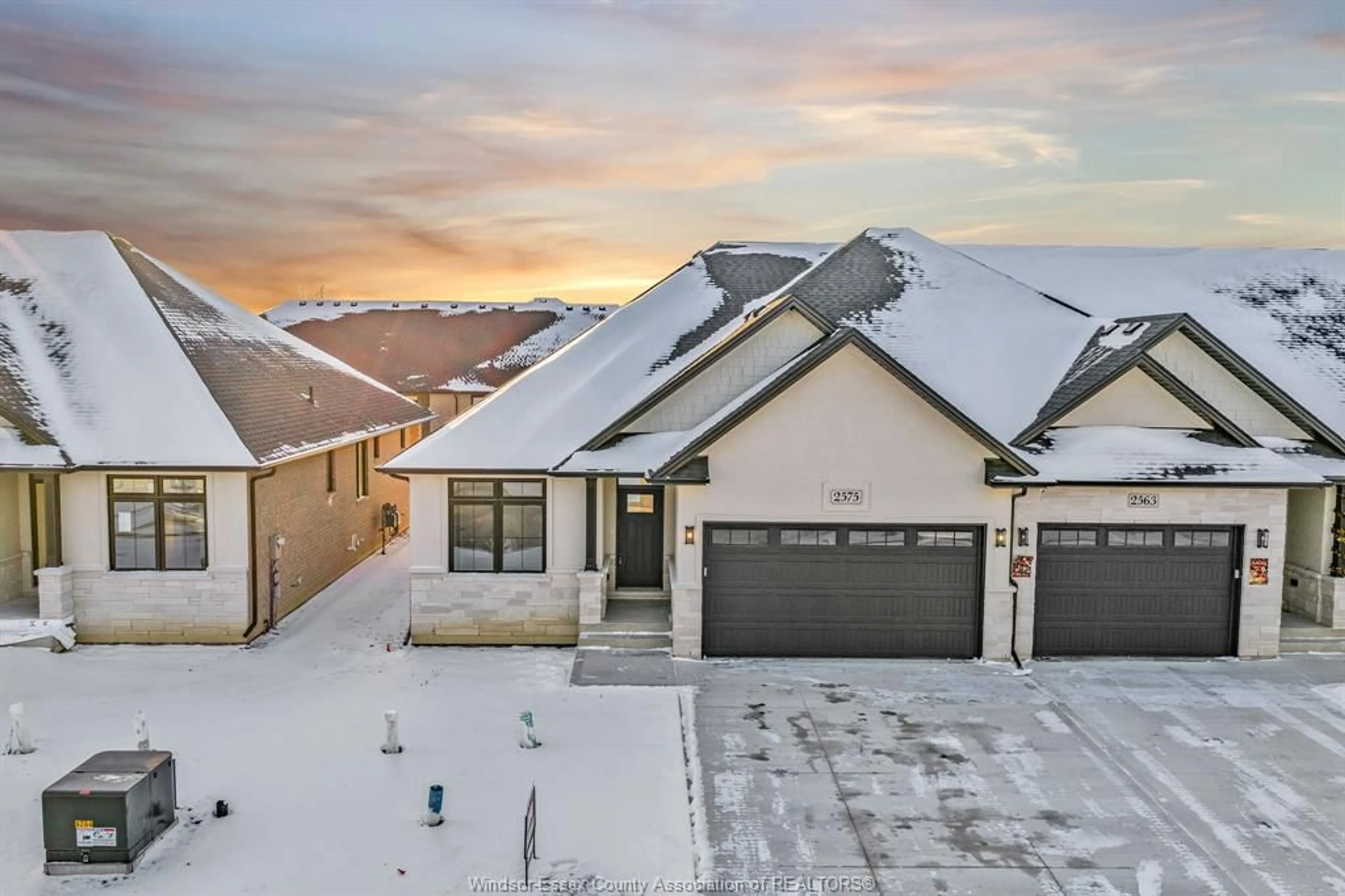 A pic from outside/outdoor area/front of a property/back of a property/a pic from drone, street for 2575 BARKLEY Ave, Windsor Ontario N8P 0E9