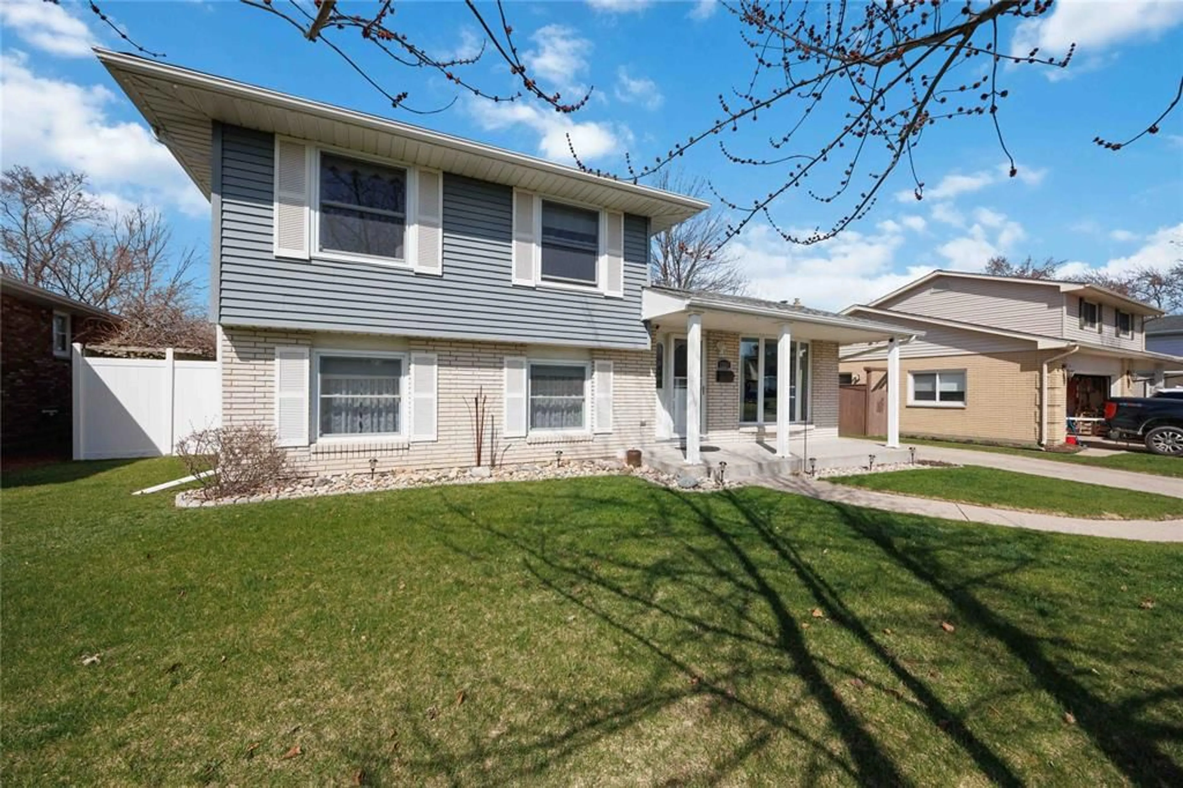 Home with vinyl exterior material, street for 1224 ARLINGTON Ave, Sarnia Ontario N7S 3T8