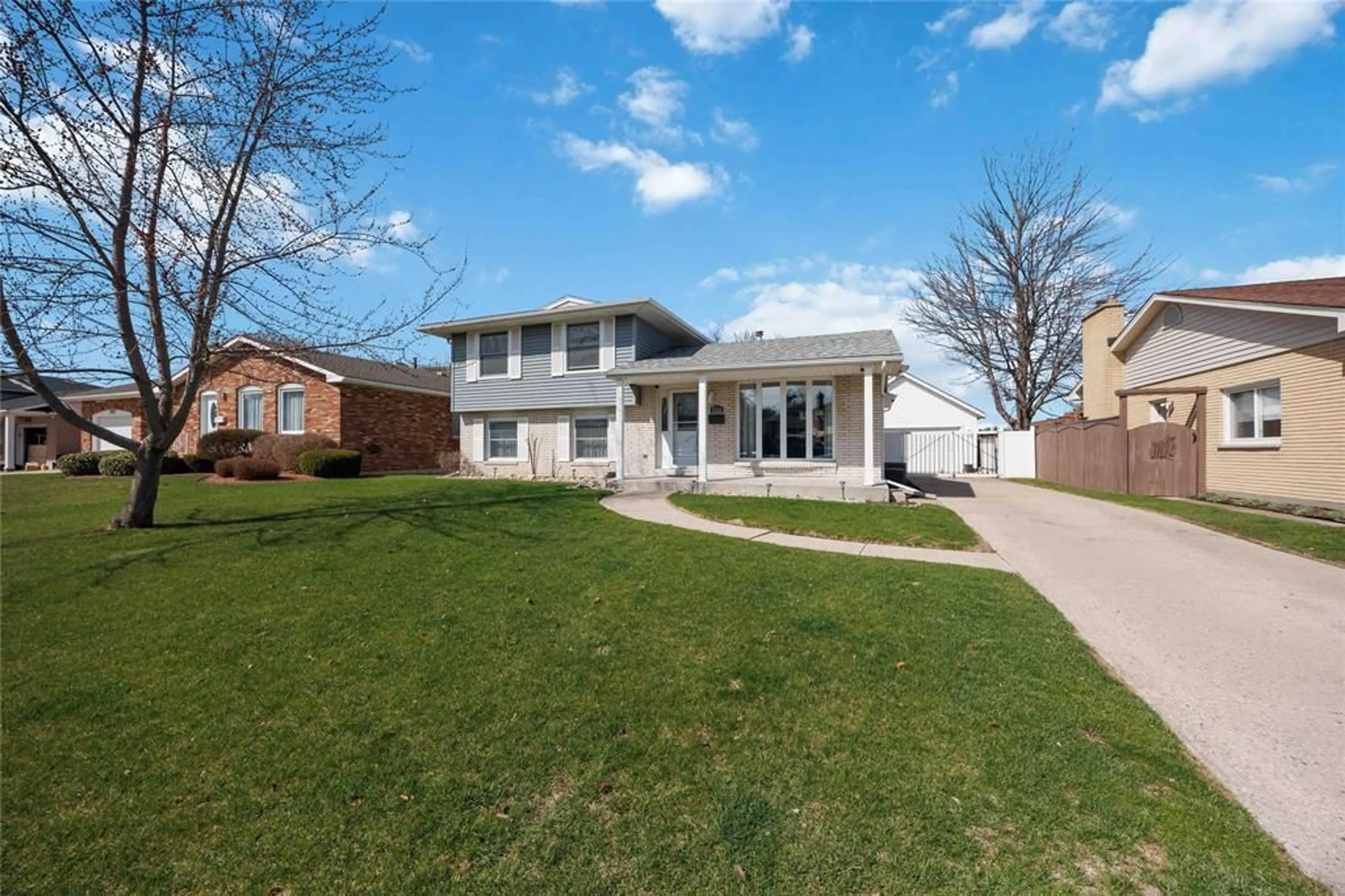 Home with vinyl exterior material, street for 1224 ARLINGTON Ave, Sarnia Ontario N7S 3T8