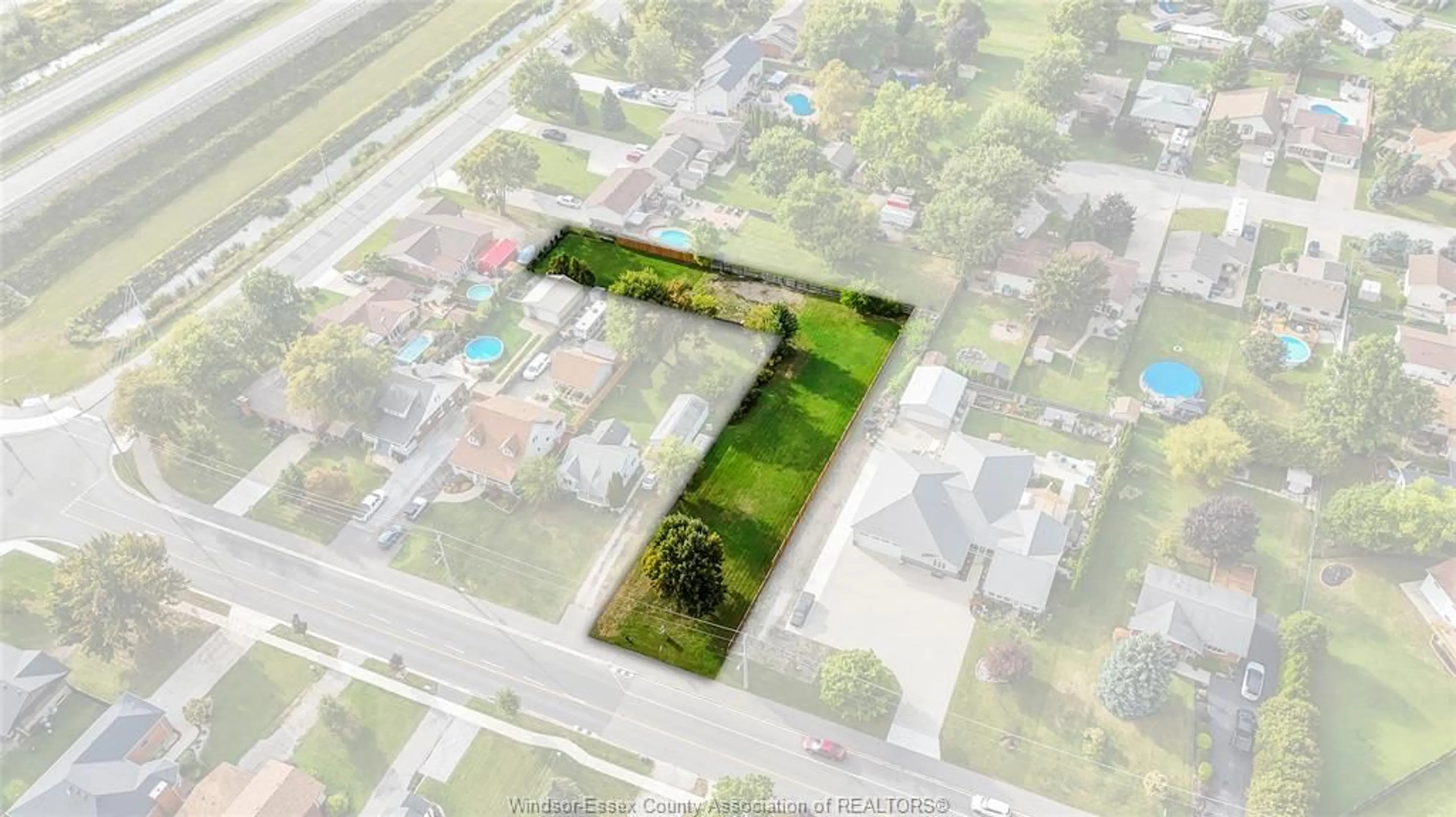 A pic from outside/outdoor area/front of a property/back of a property/a pic from drone, street for 333 Victoria St, Essex Ontario N8M 1N6