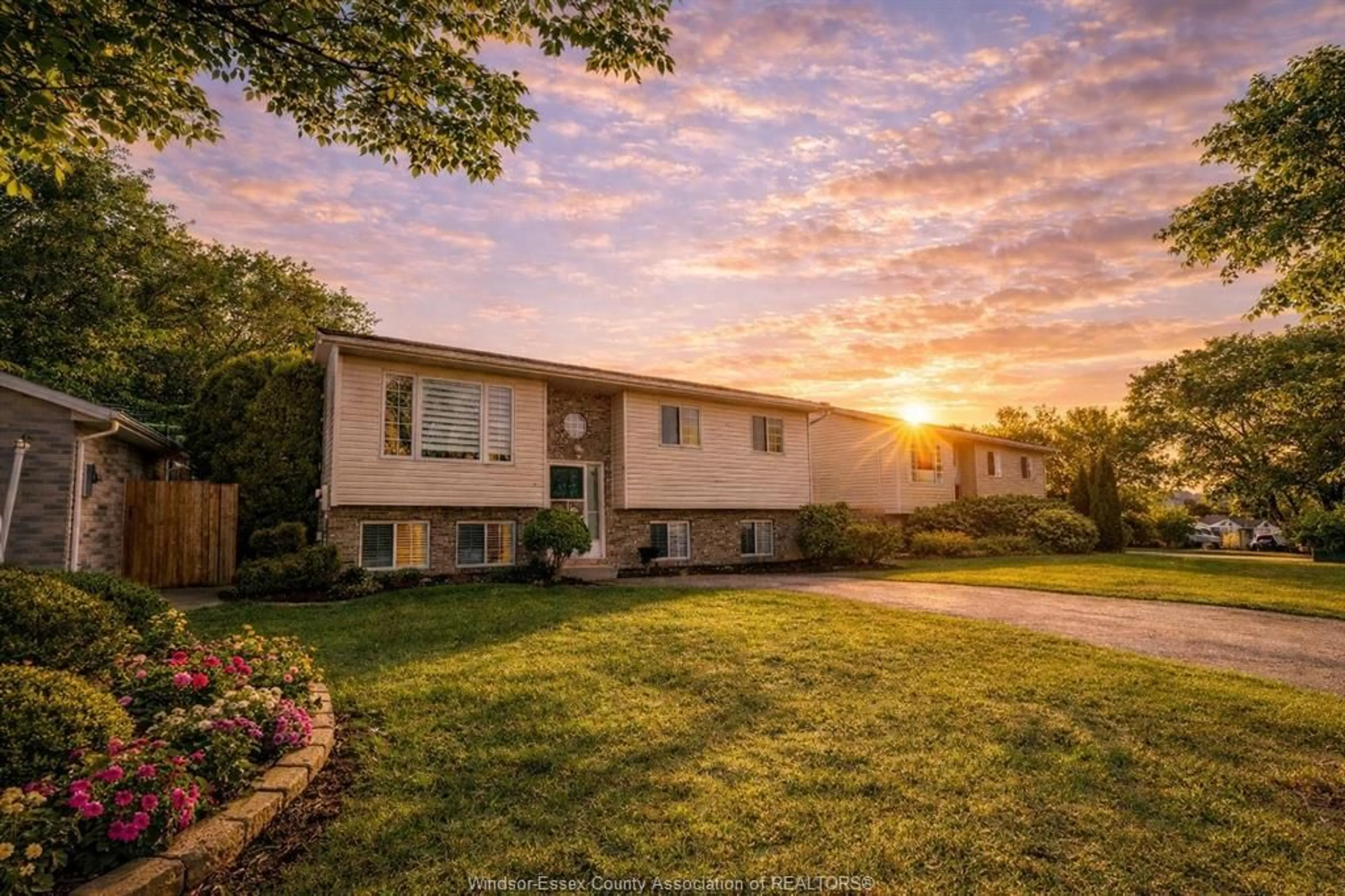 A pic from outside/outdoor area/front of a property/back of a property/a pic from drone, street for 99 VERMONT, Amherstburg Ontario N9V 3Z5