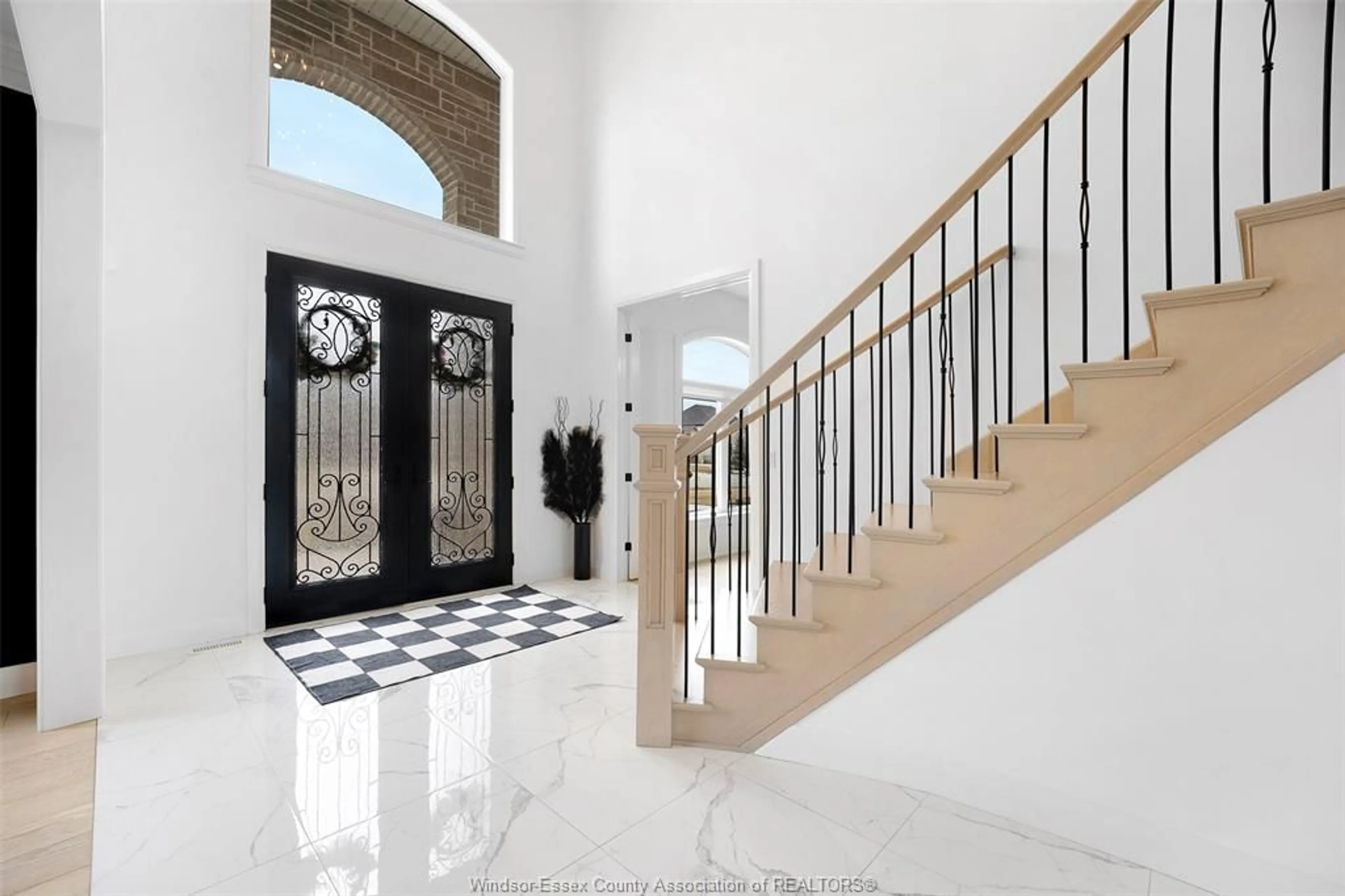 Indoor foyer for 3640 DONATO, LaSalle Ontario N9H 0L5