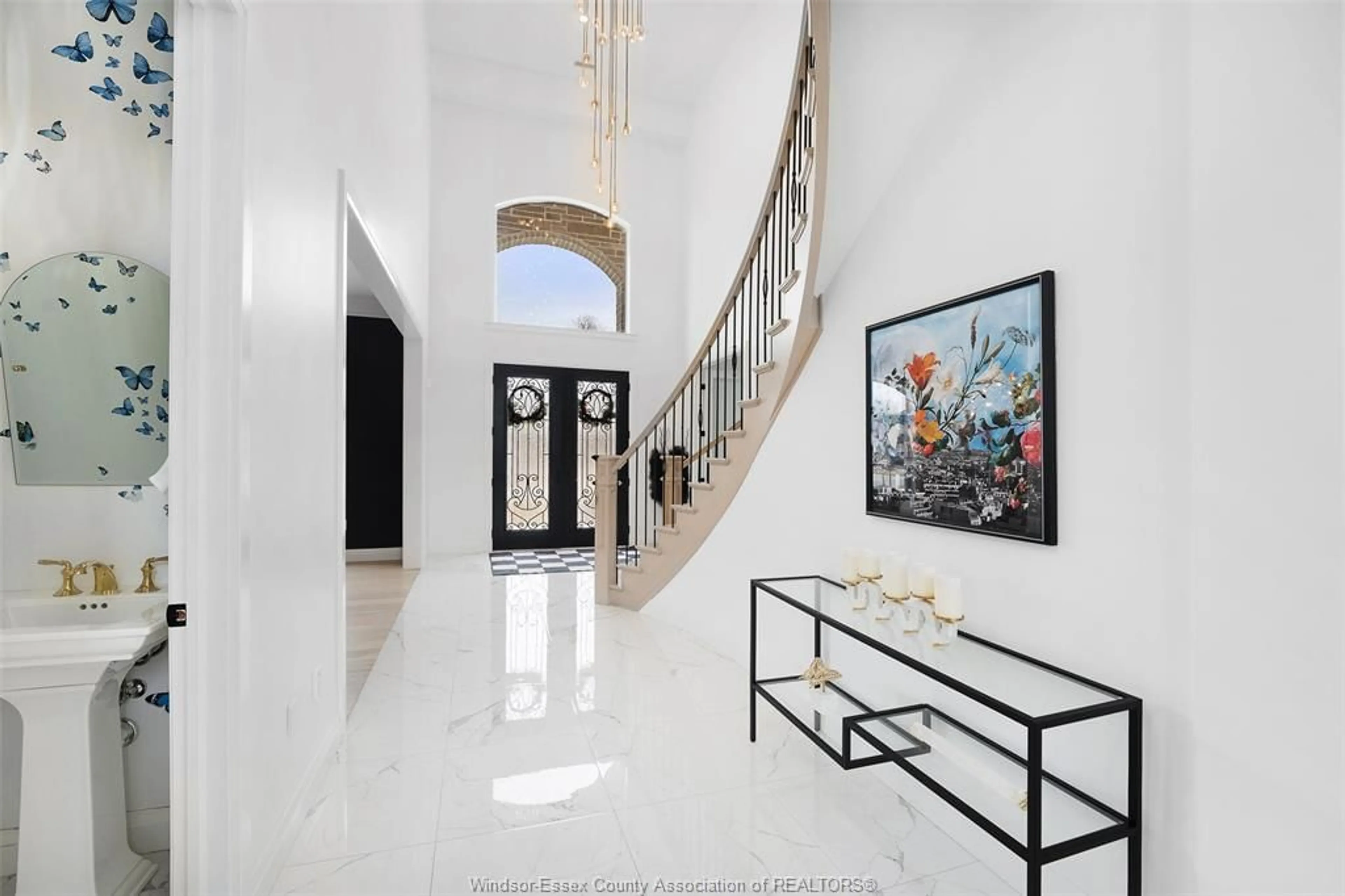 Indoor foyer for 3640 DONATO, LaSalle Ontario N9H 0L5