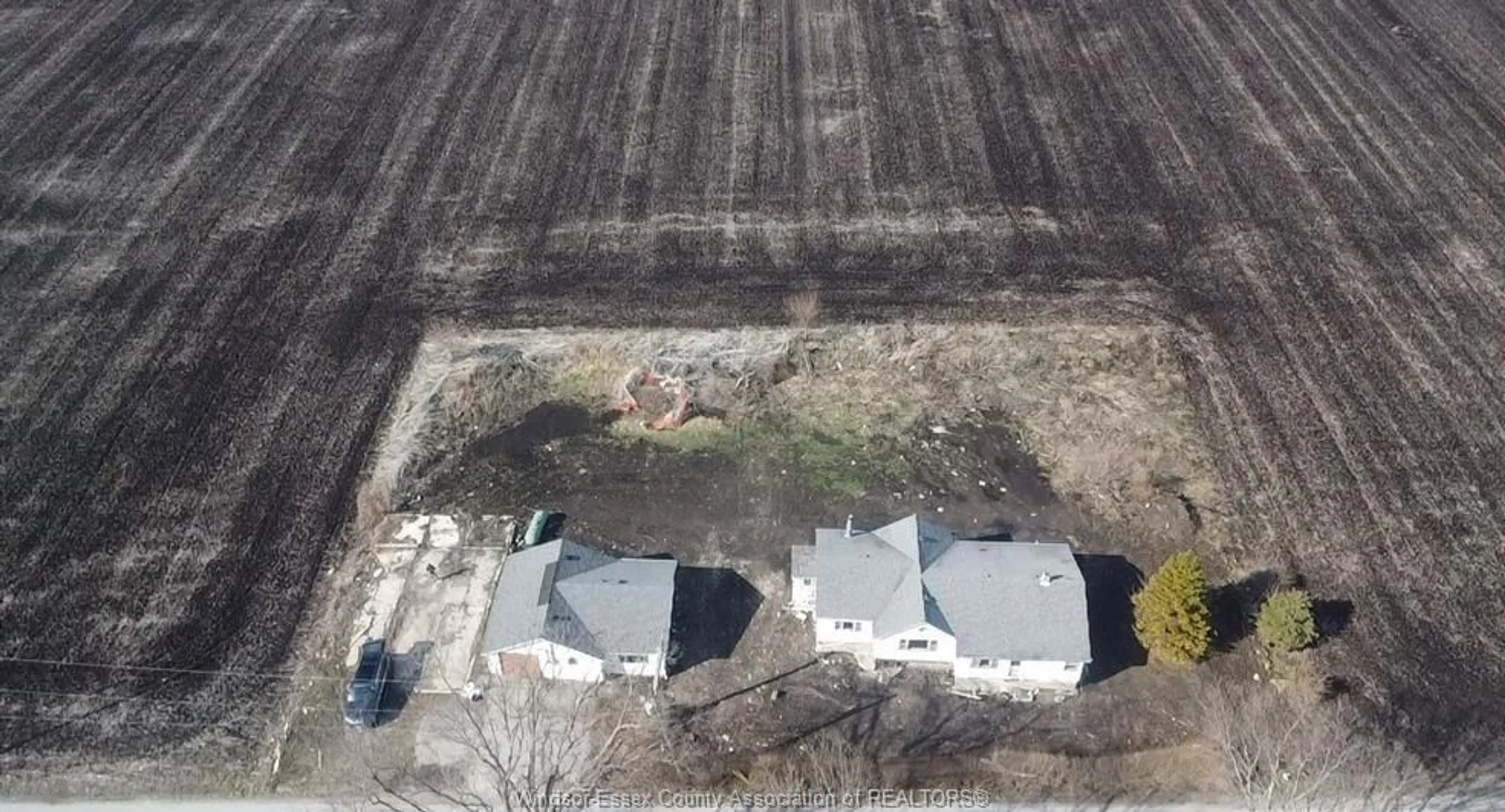 A pic from outside/outdoor area/front of a property/back of a property/a pic from drone, building for 1833 Mersea Rd, Leamington Ontario N8H 3V4