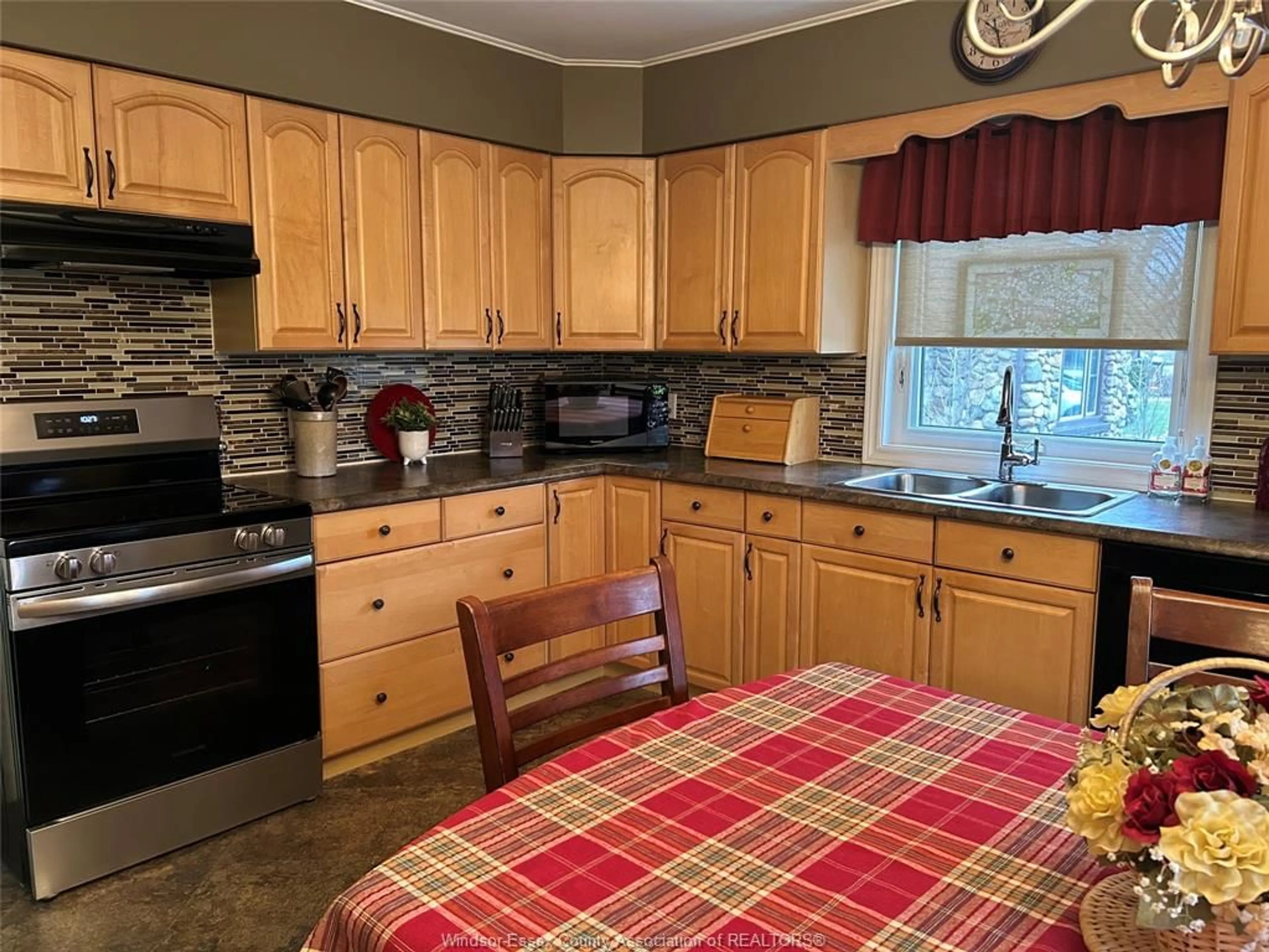 Standard kitchen, unknown for 448 COUNTY RD 34, Kingsville Ontario N8M 2X5