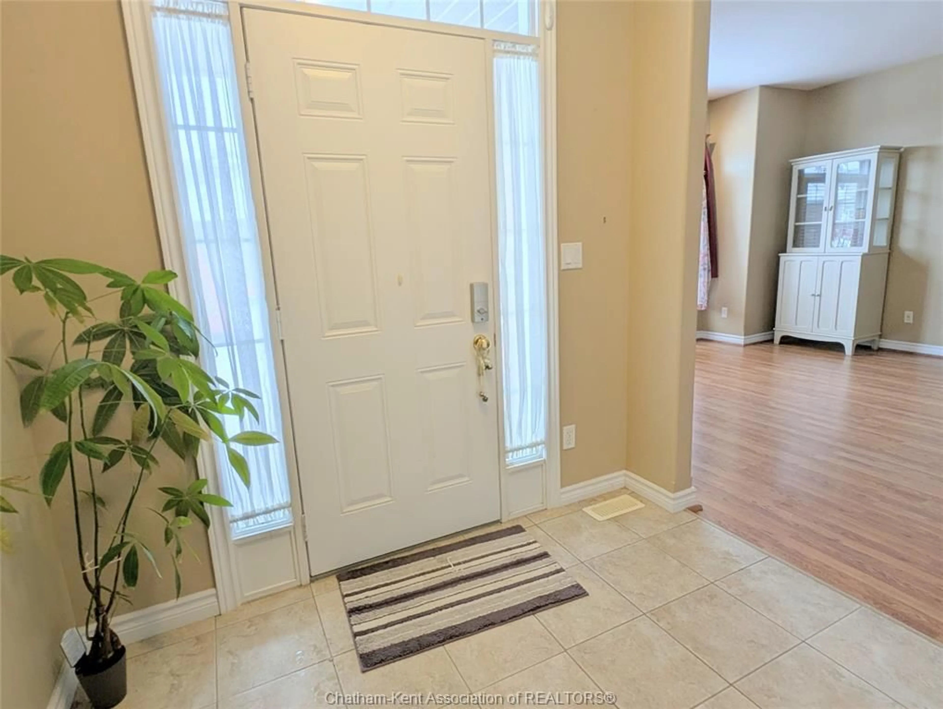 Indoor entryway for 15 Oakgrove Lane, Chatham Ontario N7L 5R9