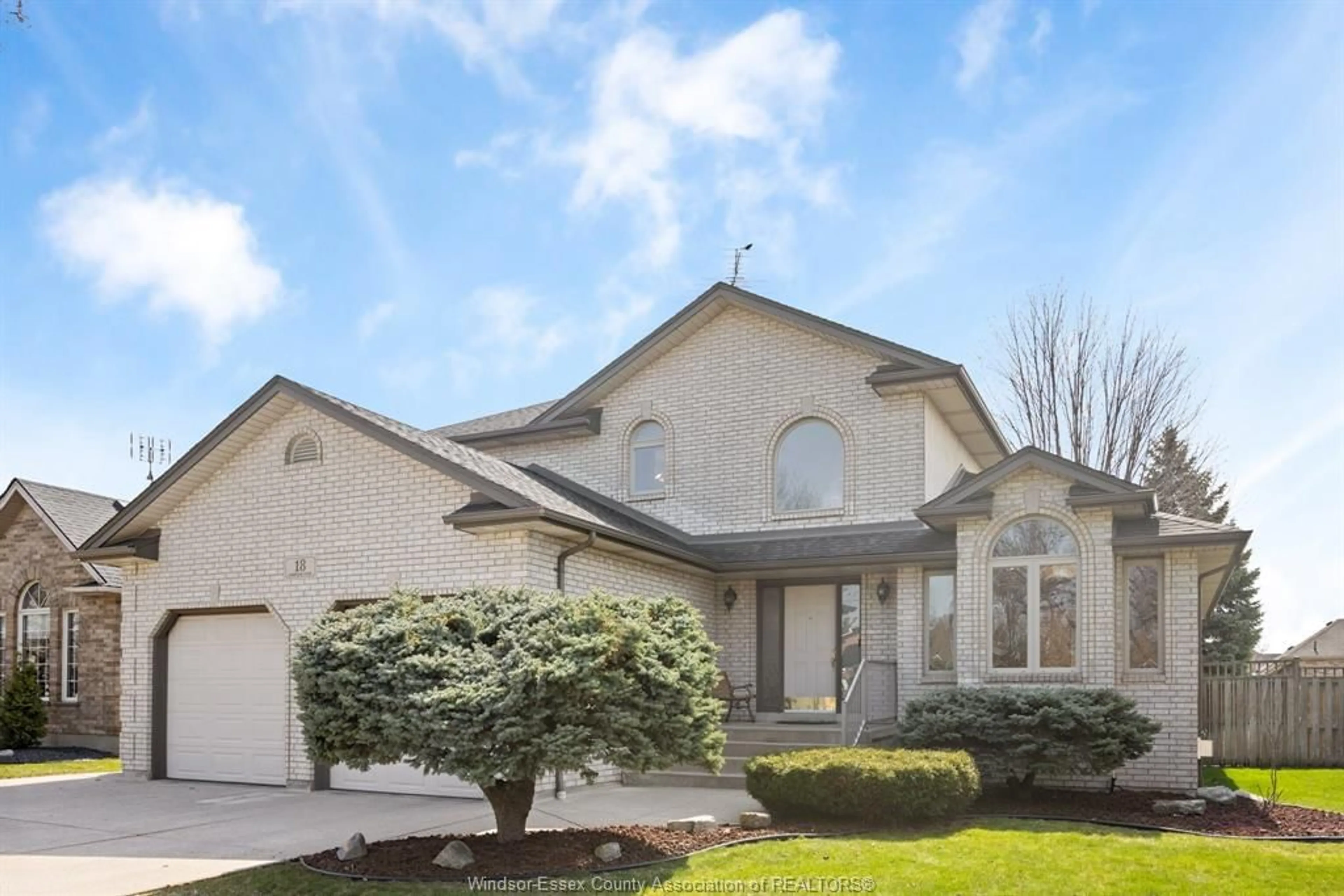 Home with vinyl exterior material, street for 18 CAMBRIDGE Crt, Amherstburg Ontario N9V 4B5