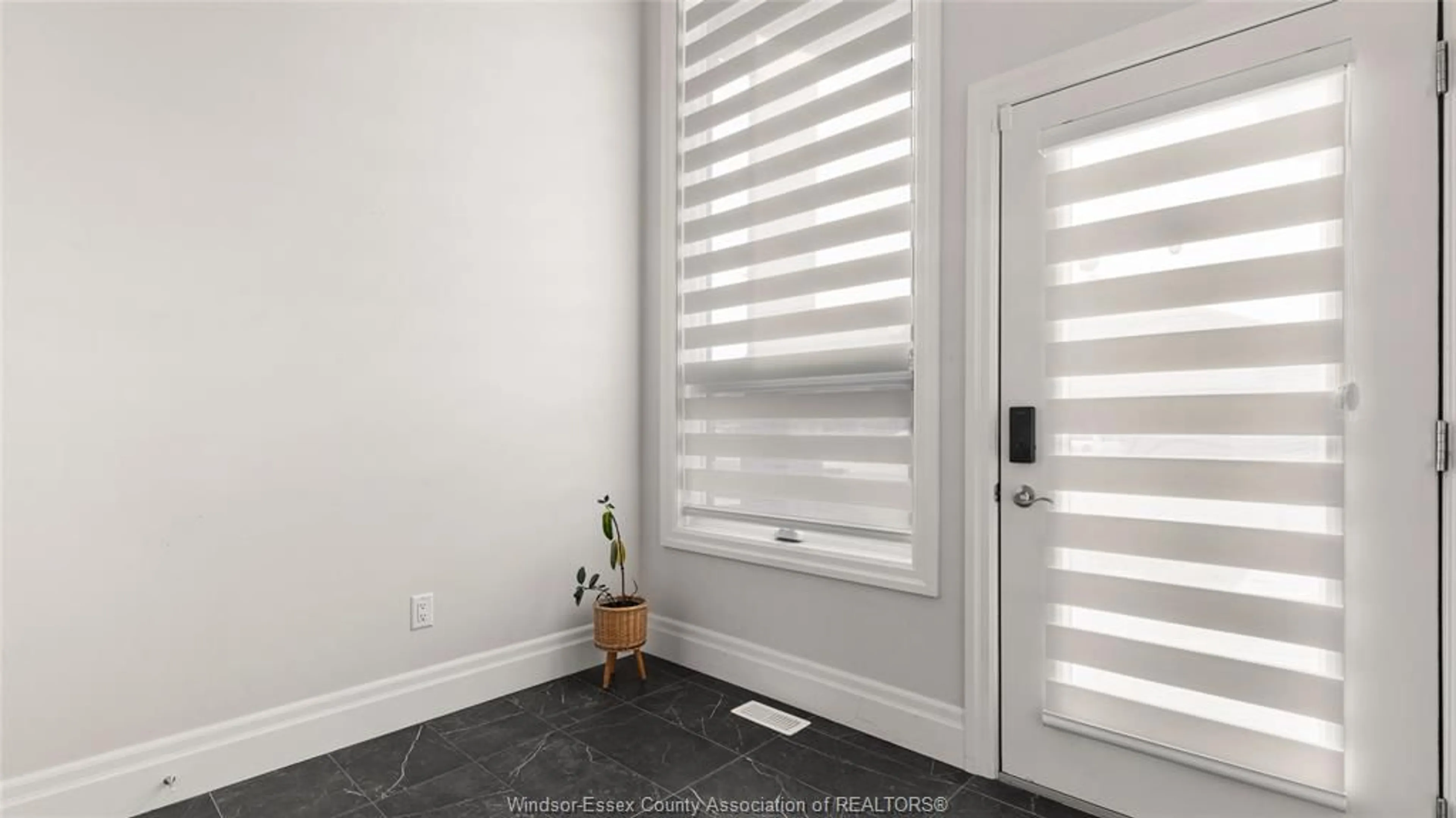 Indoor entryway for 142 LANE St, Essex Ontario N8M 0B1