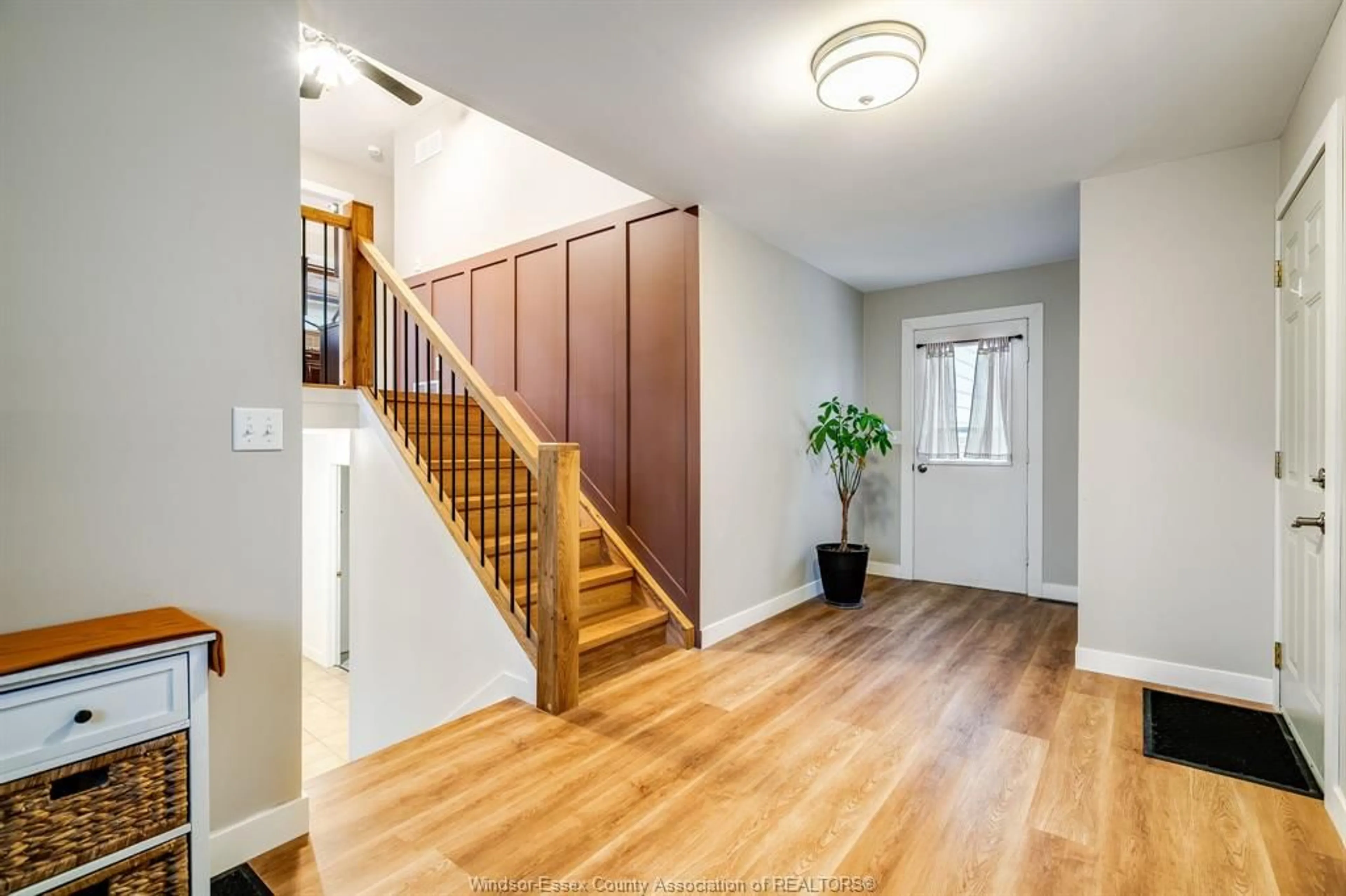 Indoor entryway for 250 Applewood Rd, Kingsville Ontario N9Y 3P3