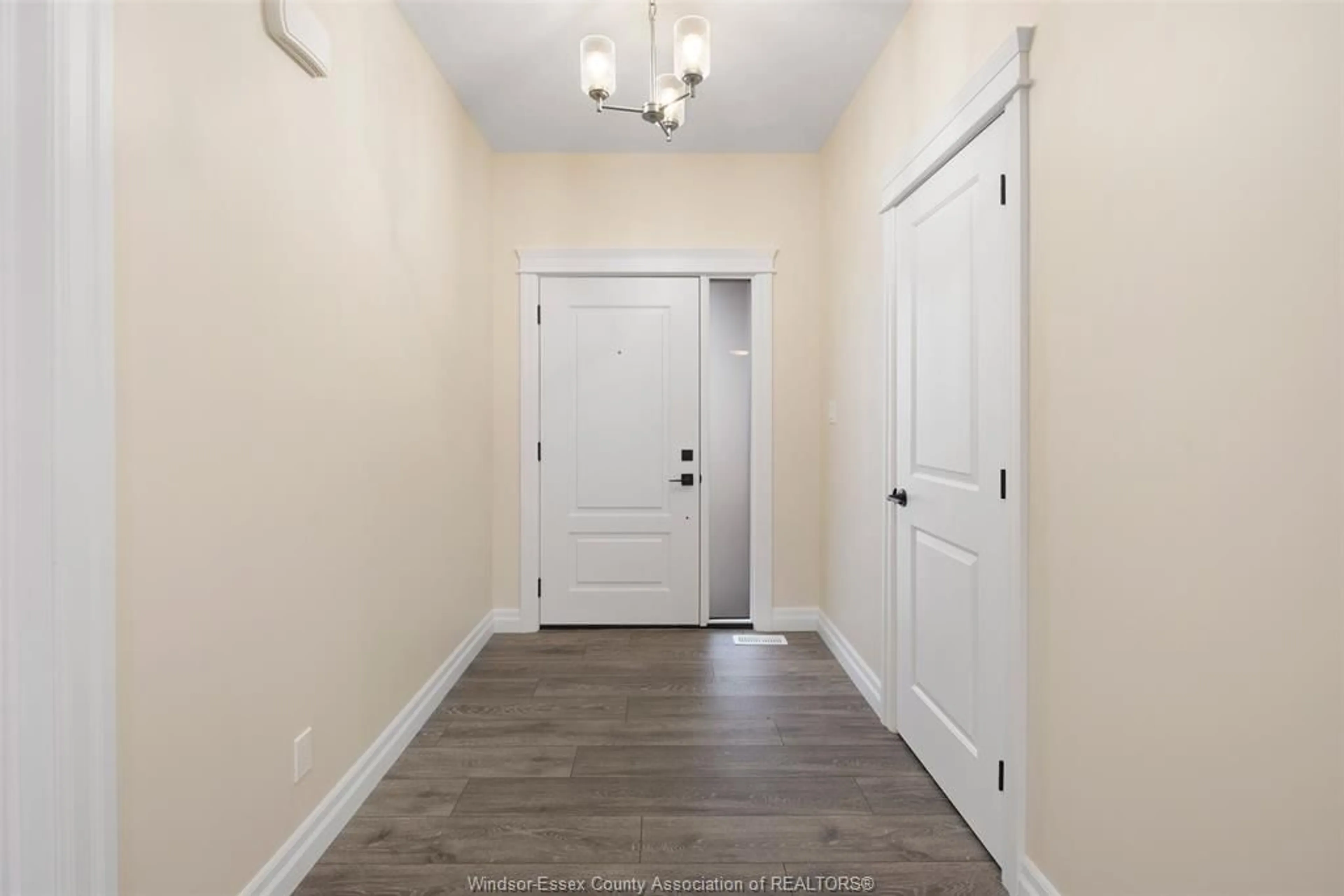 Indoor entryway for 53 BELLEVIEW, Kingsville Ontario N0R 1B0