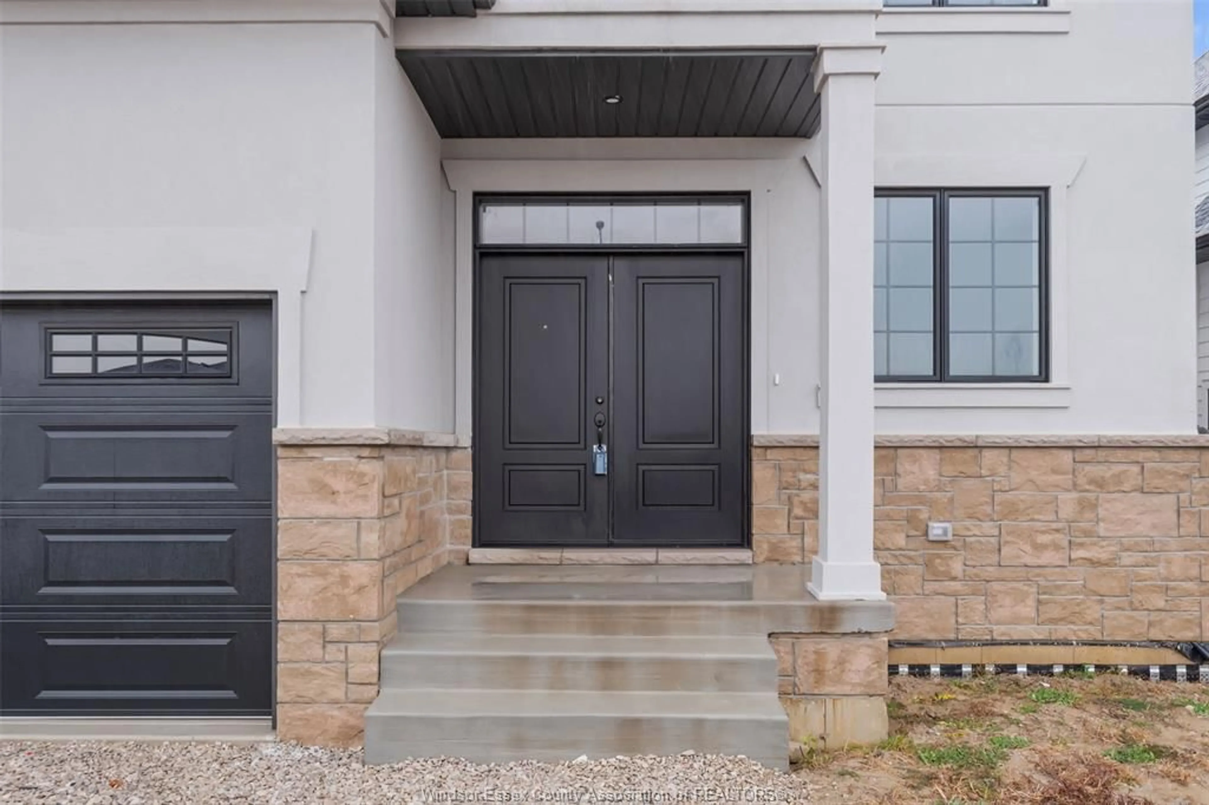 Indoor entryway for 59 BELLEVIEW Dr, Kingsville Ontario N0R 1B0