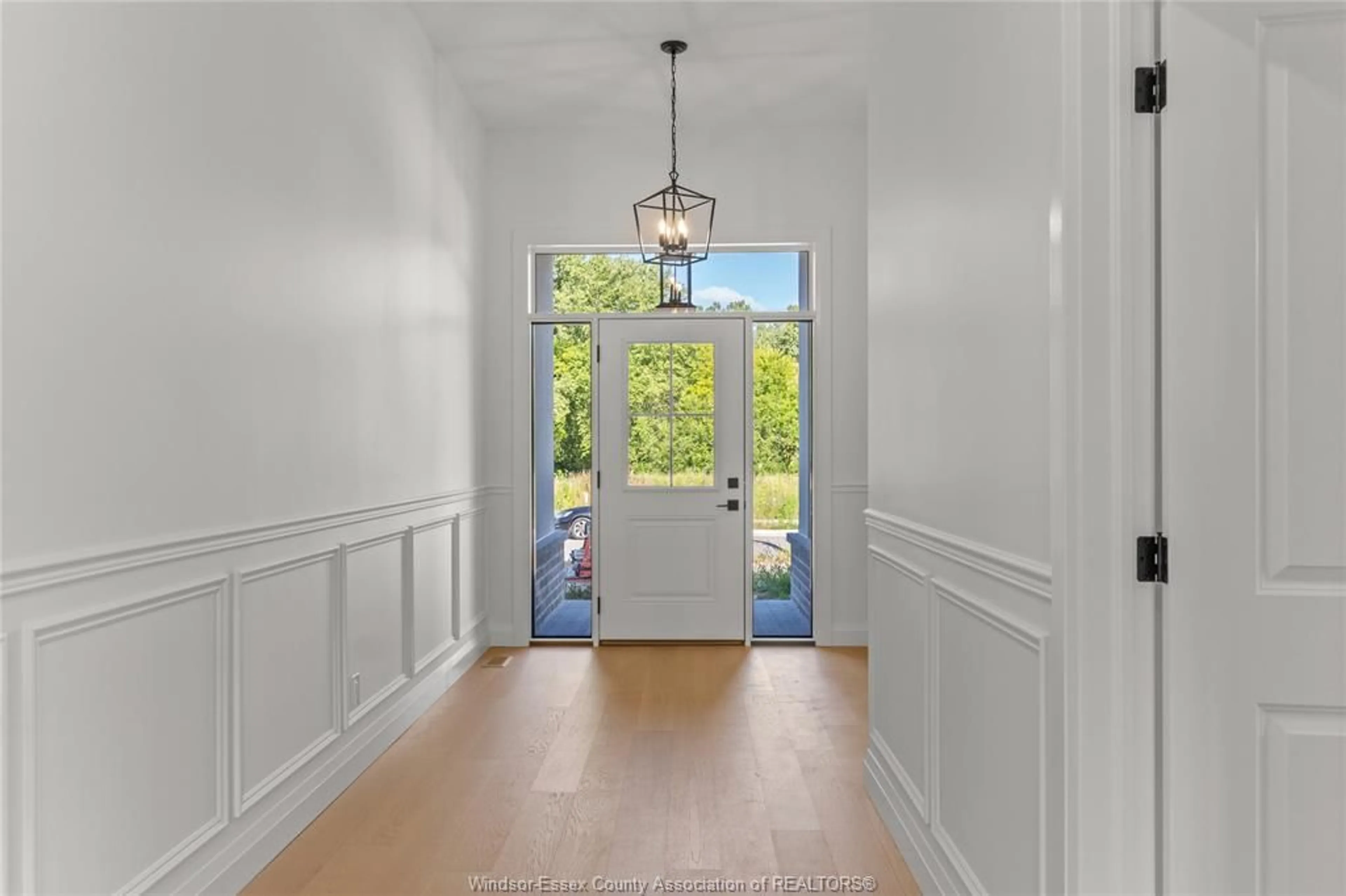 Indoor foyer for 3495 OKE, LaSalle Ontario N9J 0E5