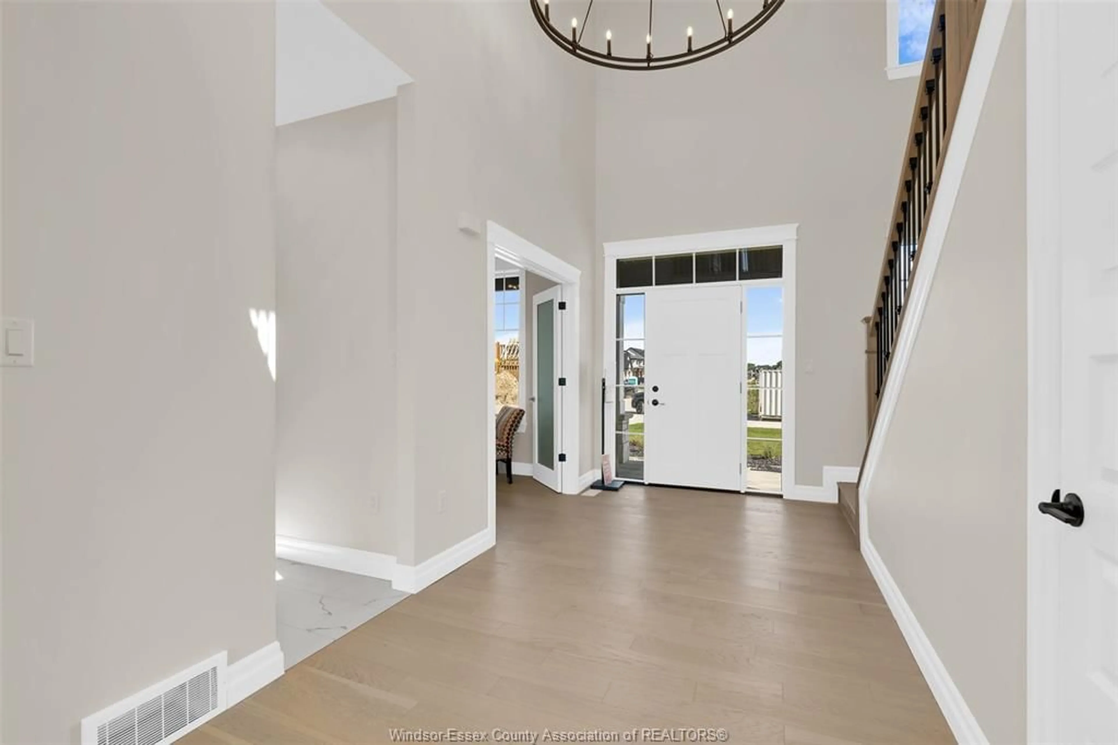 Indoor foyer for 54 BELLEVIEW Dr, Kingsville Ontario N0R 1B0