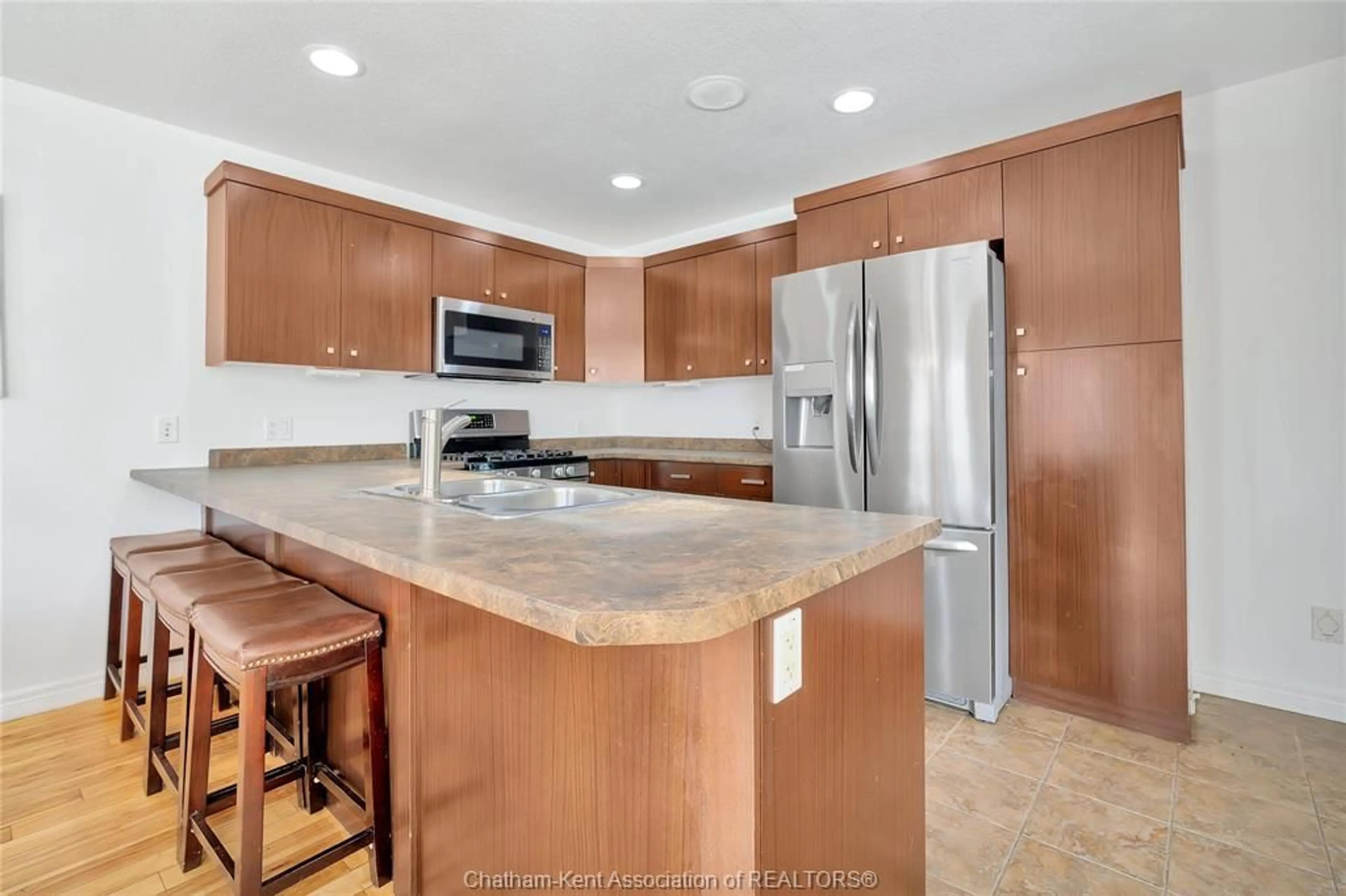Standard kitchen, ceramic/tile floor for 208 HUDSON Dr, Chatham Ontario N7L 0A4