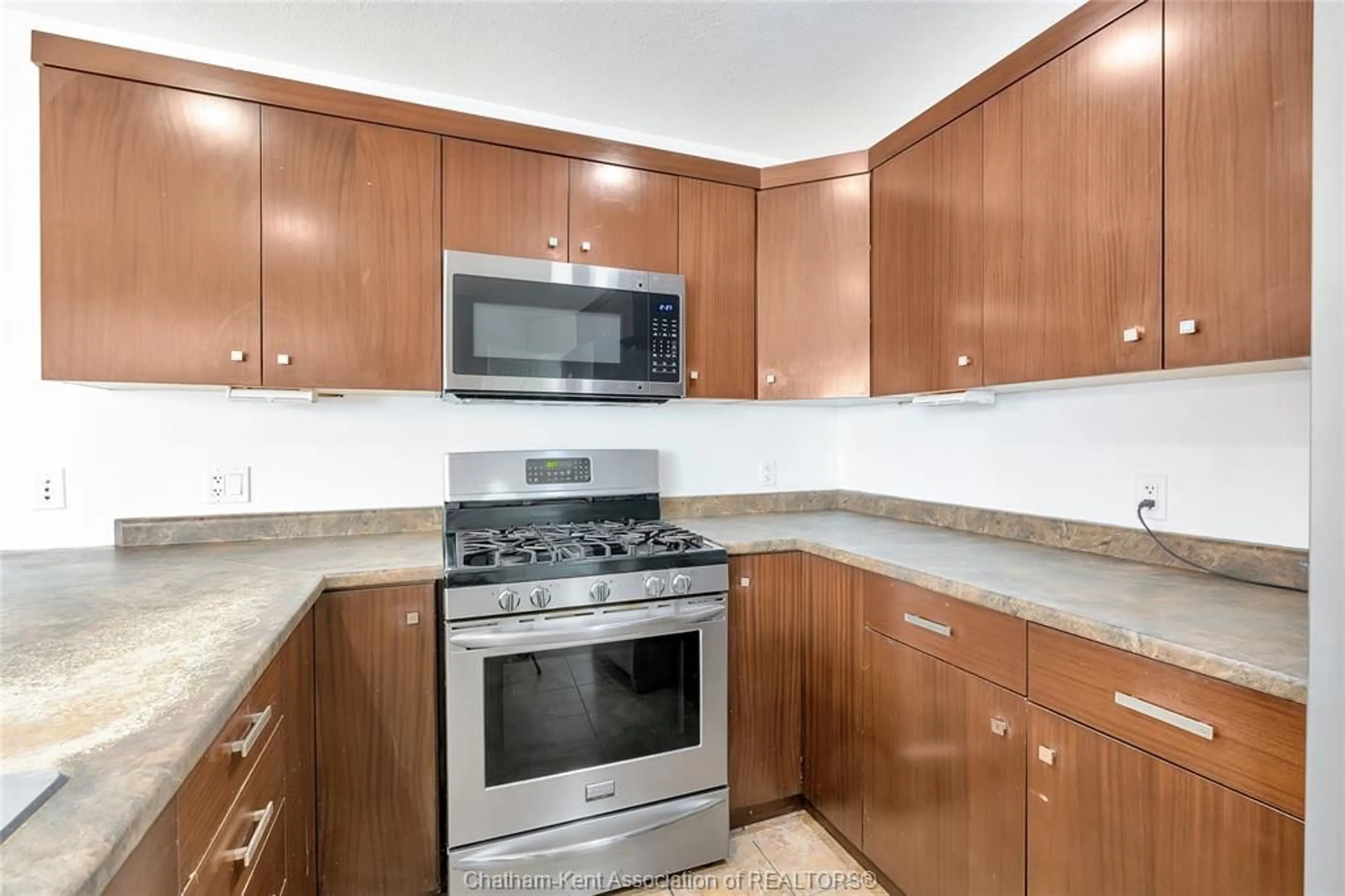 Standard kitchen, ceramic/tile floor for 208 HUDSON Dr, Chatham Ontario N7L 0A4