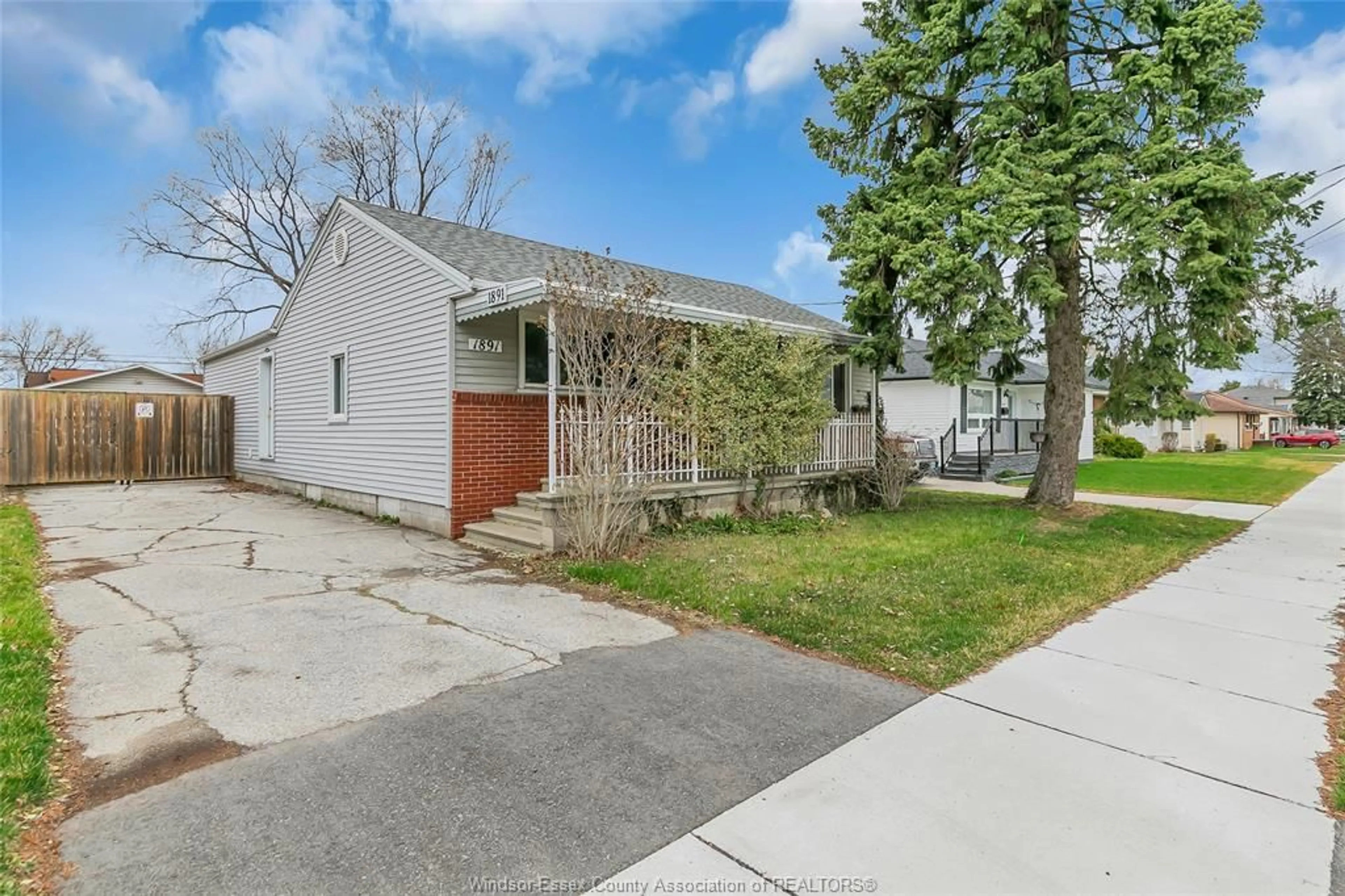 A pic from outside/outdoor area/front of a property/back of a property/a pic from drone, street for 1891 JEFFERSON, Windsor Ontario N8T 2V9