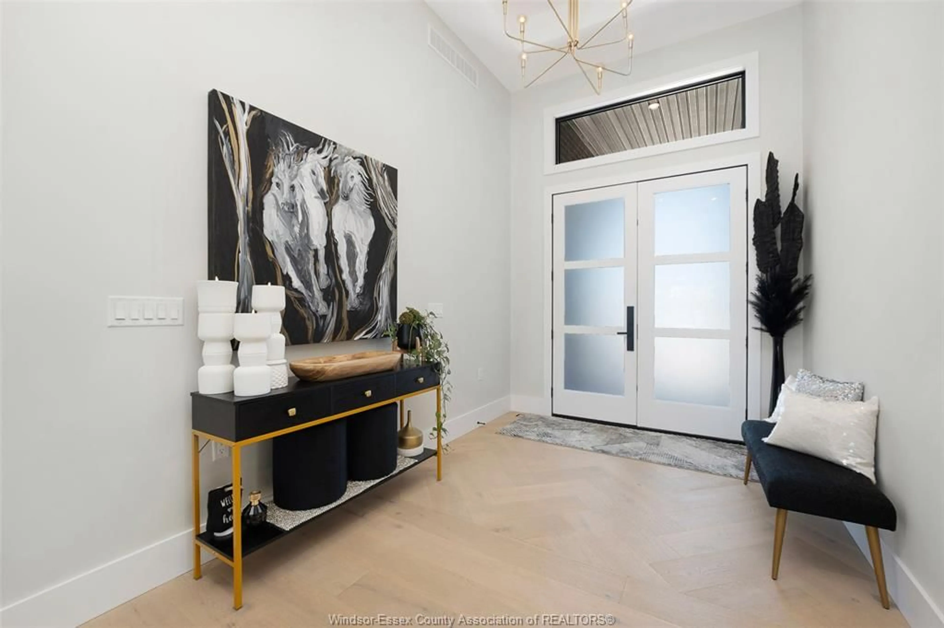 Indoor entryway for 172 GRANDVIEW Ave, Kingsville Ontario N9Y 0C8