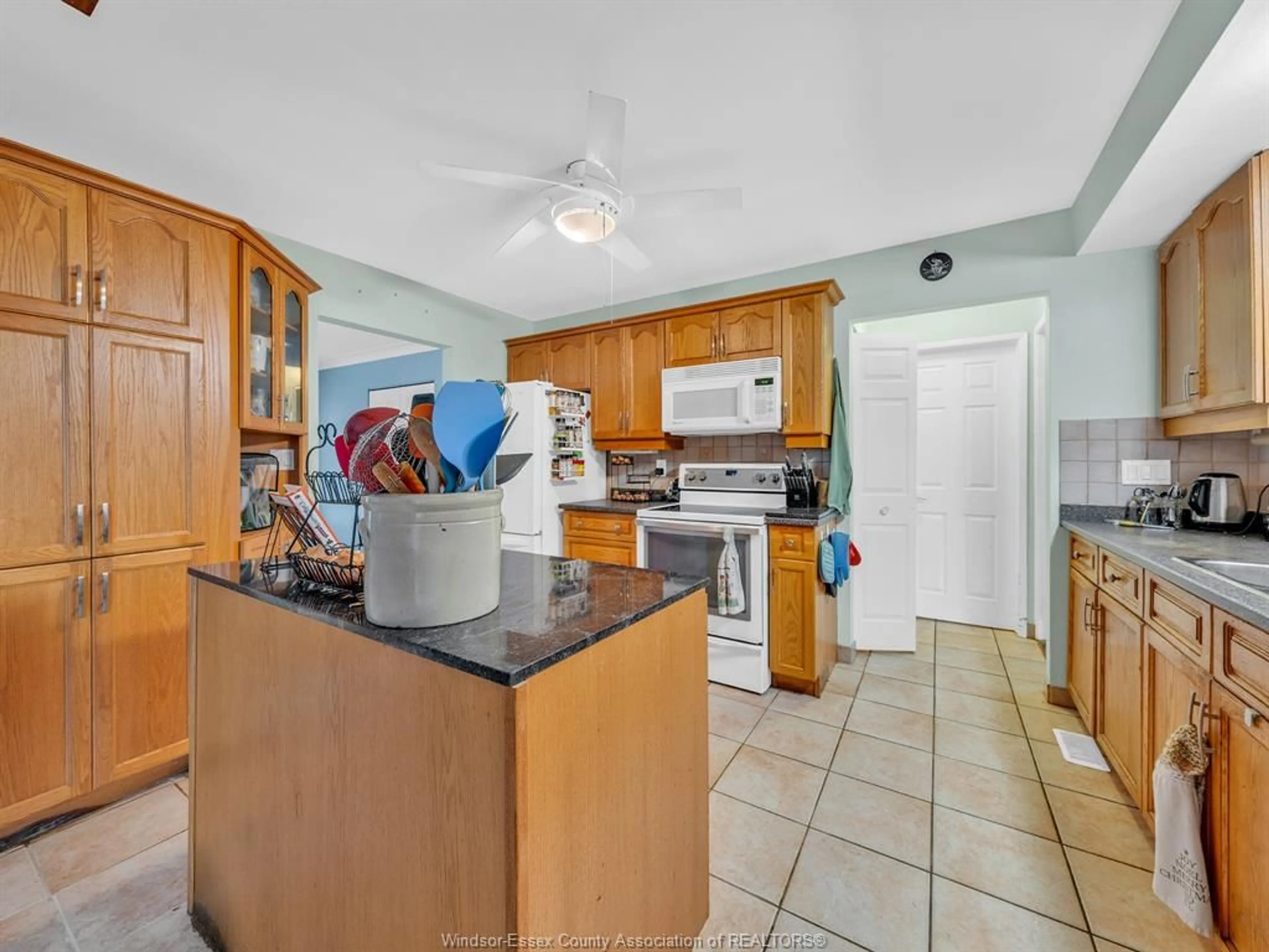 Standard kitchen, ceramic/tile floor for 2848 GLENWOOD Ave, Windsor Ontario N9E 2X8