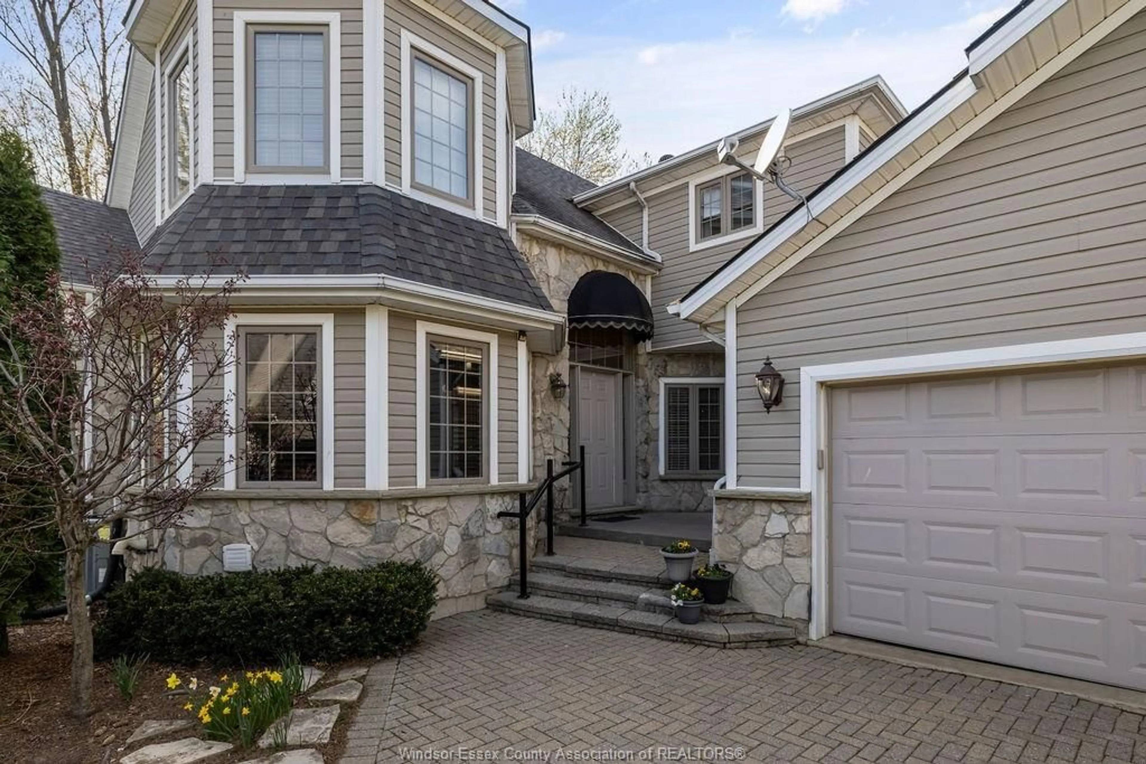 Home with vinyl exterior material, street for 565 GOLD COAST, Amherstburg Ontario N8N 1M2