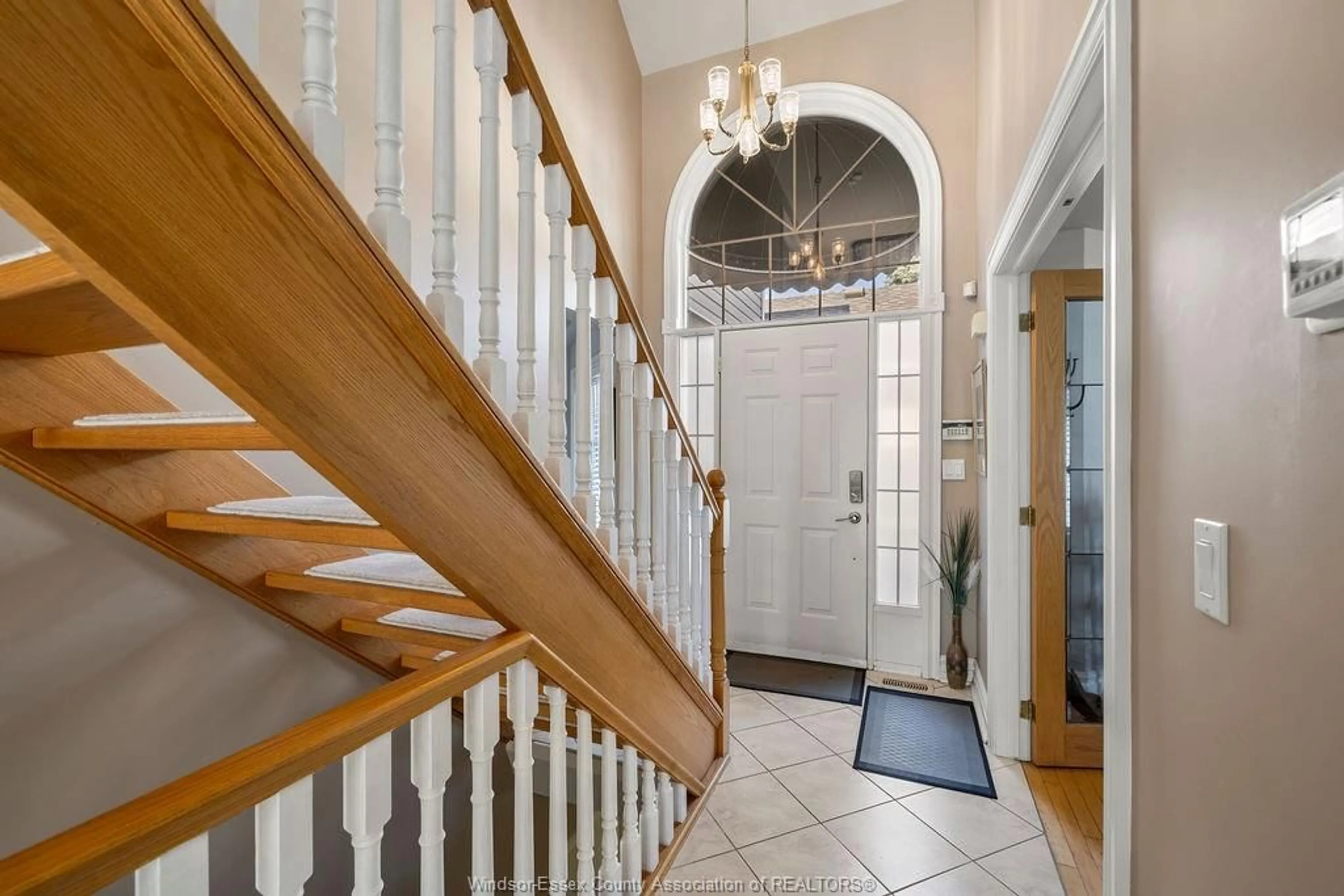 Indoor foyer for 565 GOLD COAST, Amherstburg Ontario N8N 1M2