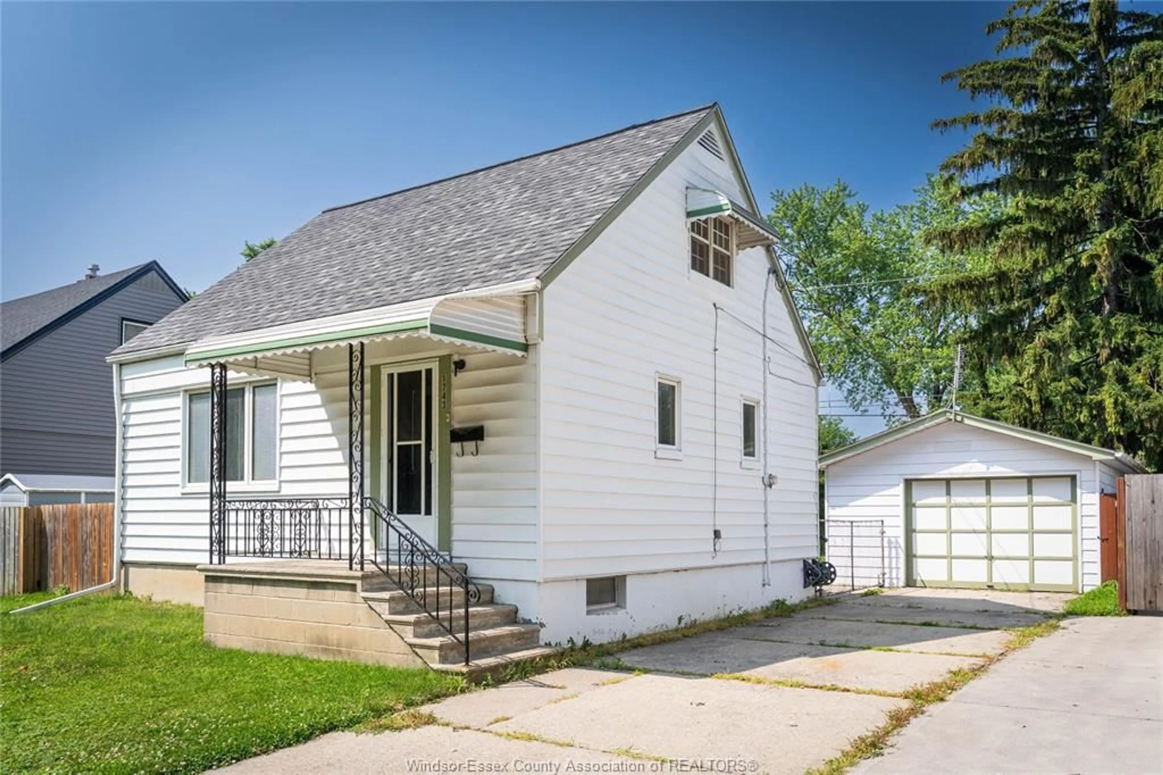 Home with vinyl exterior material, street for 1743 FRANCOIS, Windsor Ontario N8Y 4M1