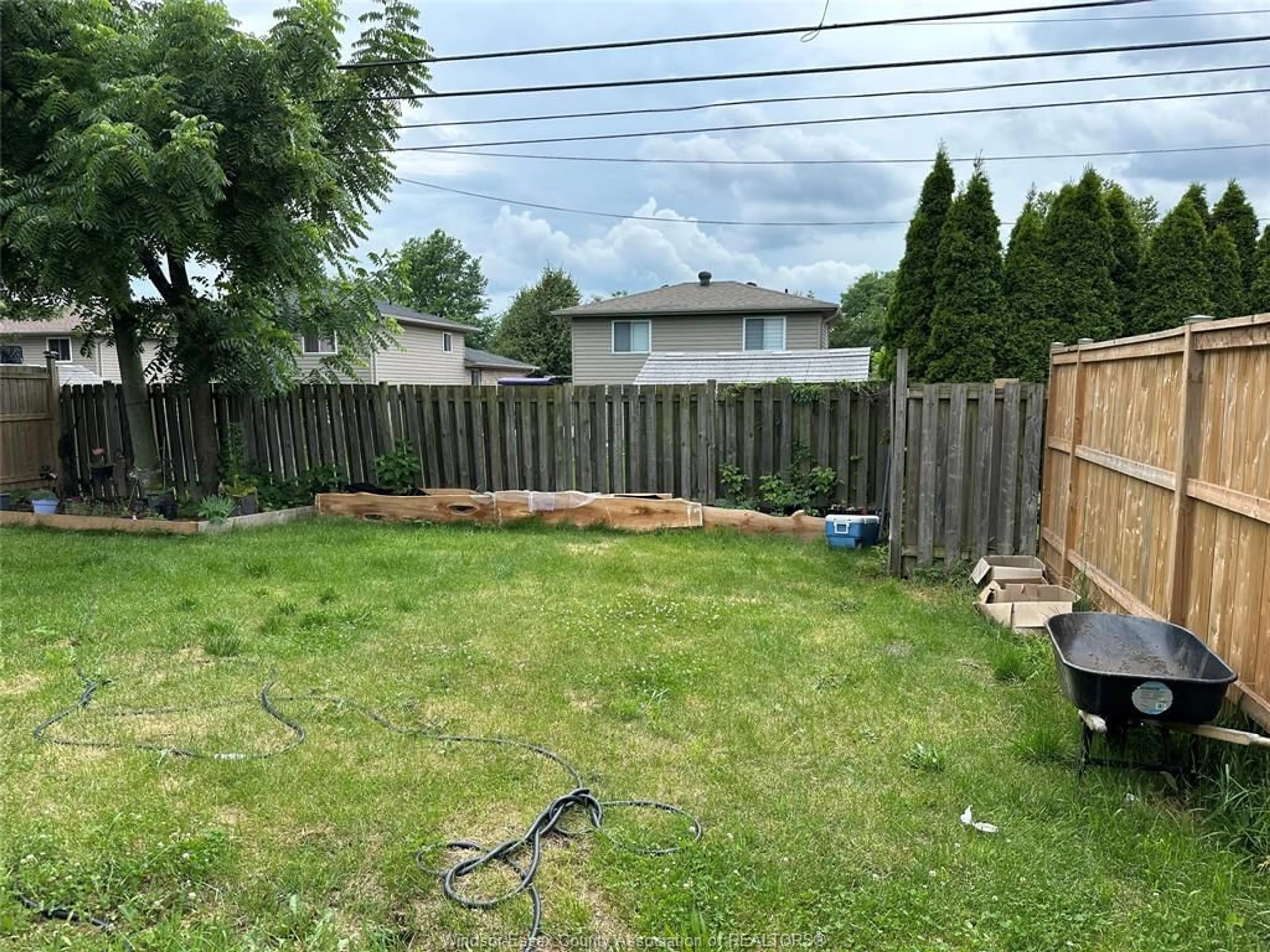 A pic from outside/outdoor area/front of a property/back of a property/a pic from drone, unknown for 2127 DOMINION Blvd, Windsor Ontario N9B 3H8