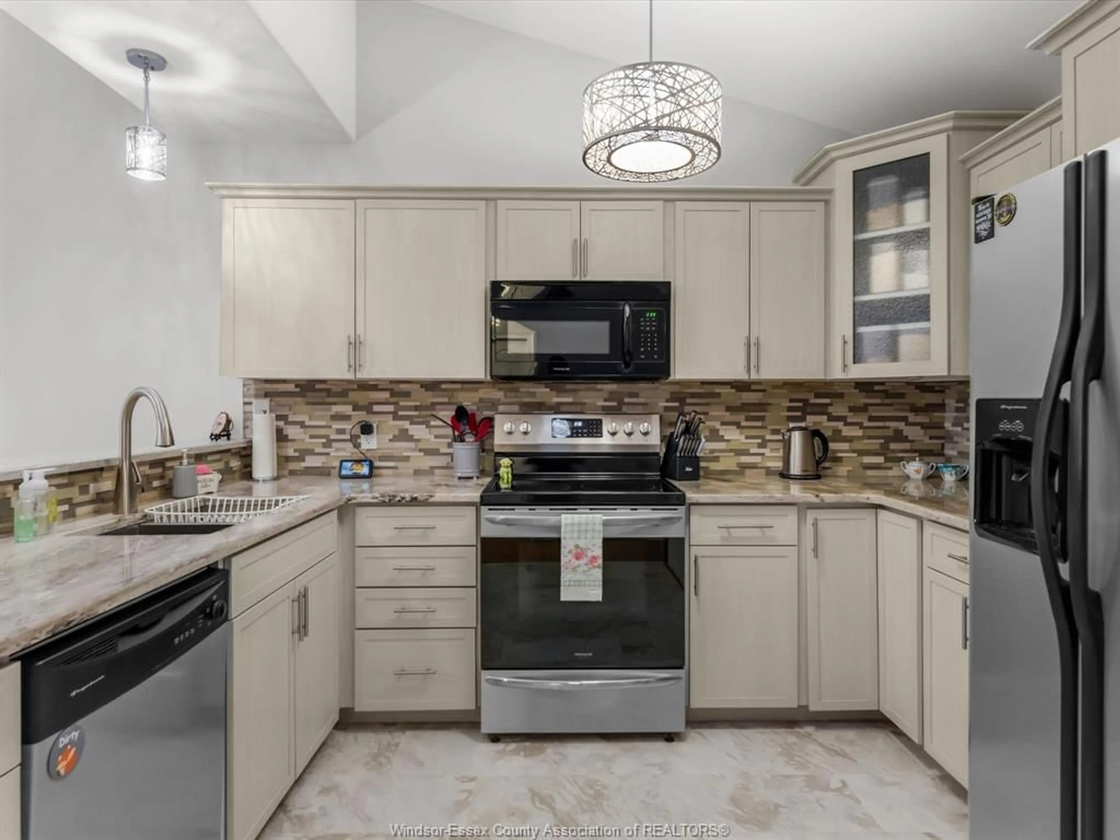 Open concept kitchen, ceramic/tile floor for 150 ANTONIO Crt, Leamington Ontario N8H 5P5