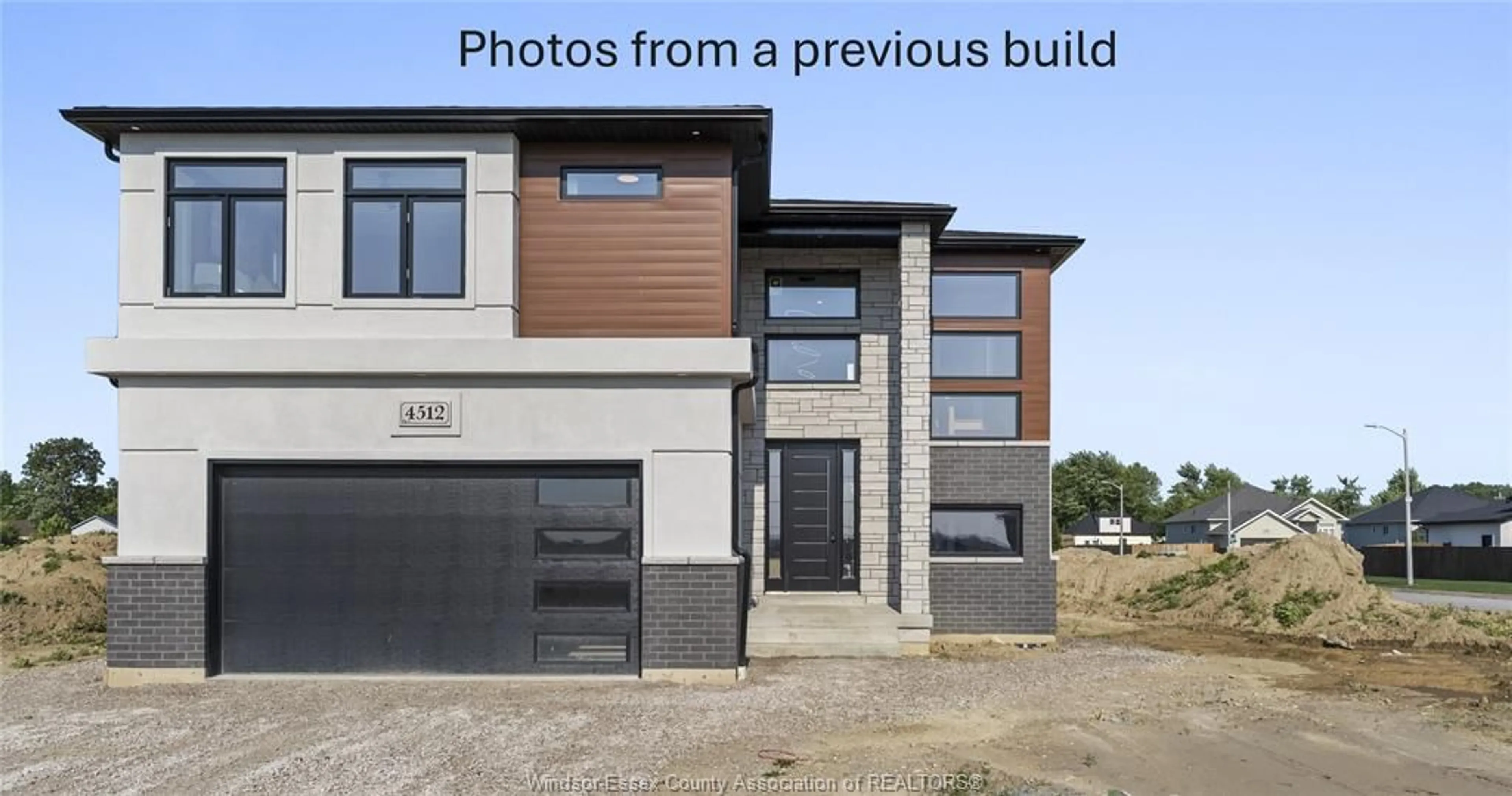 A pic from outside/outdoor area/front of a property/back of a property/a pic from drone, building for 112 BLOOMINGTON, Chatham Ontario N7L 0H3