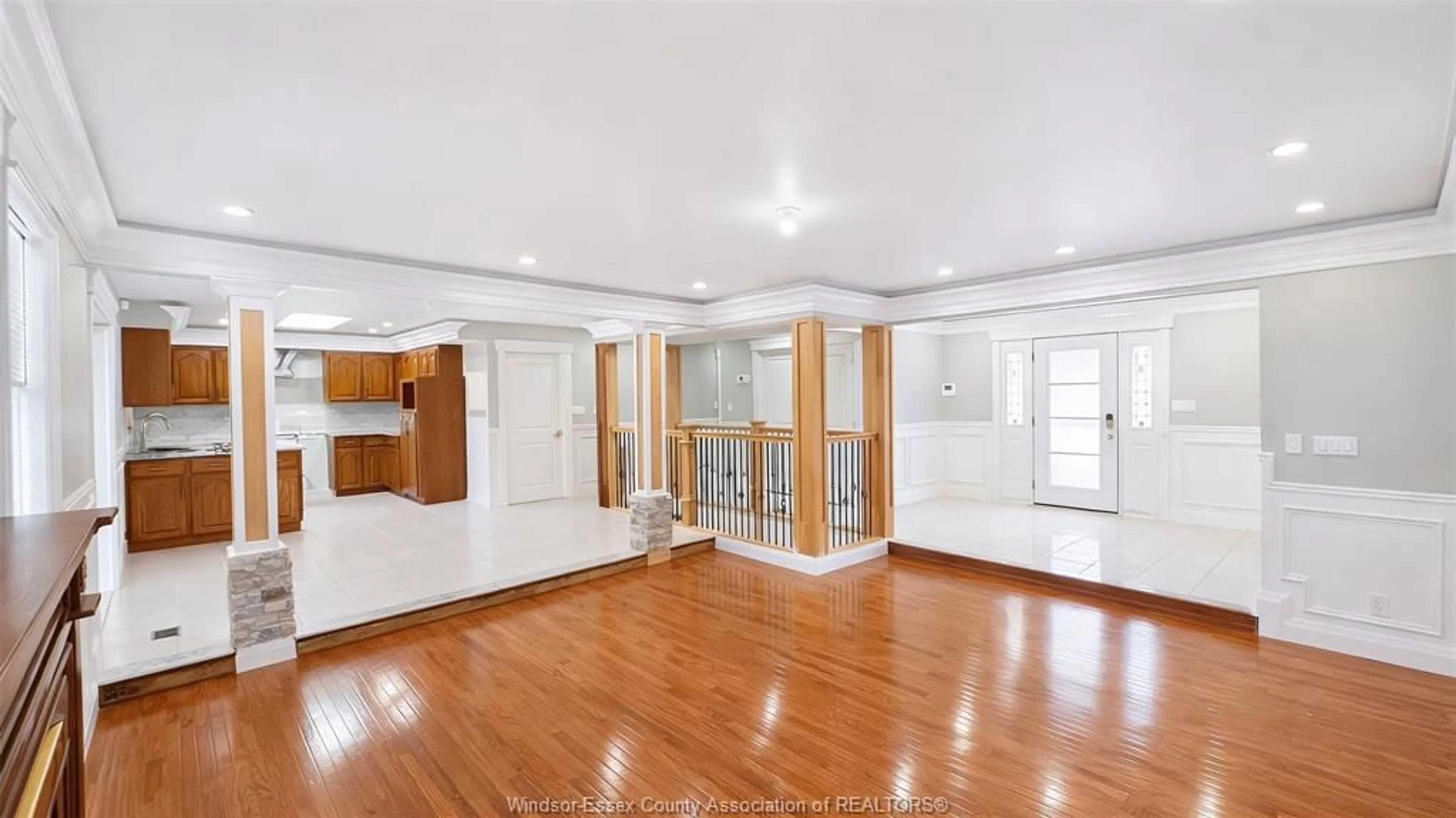 Indoor foyer for 4585 HOWARD Ave, Windsor Ontario N9G 1P6