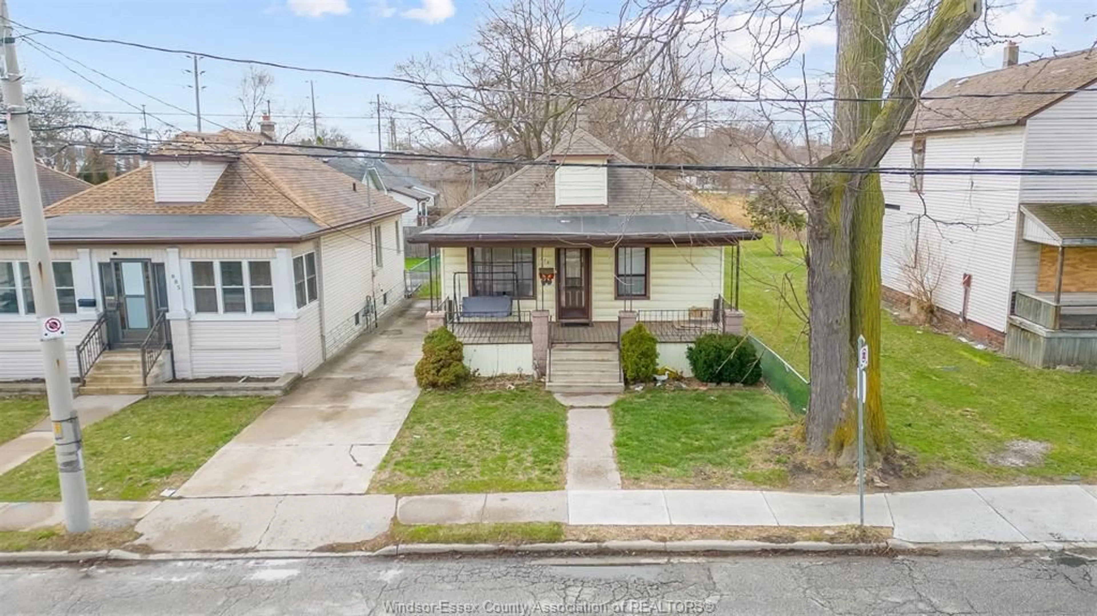 A pic from outside/outdoor area/front of a property/back of a property/a pic from drone, street for 879 FELIX, Windsor Ontario N9C 3L1