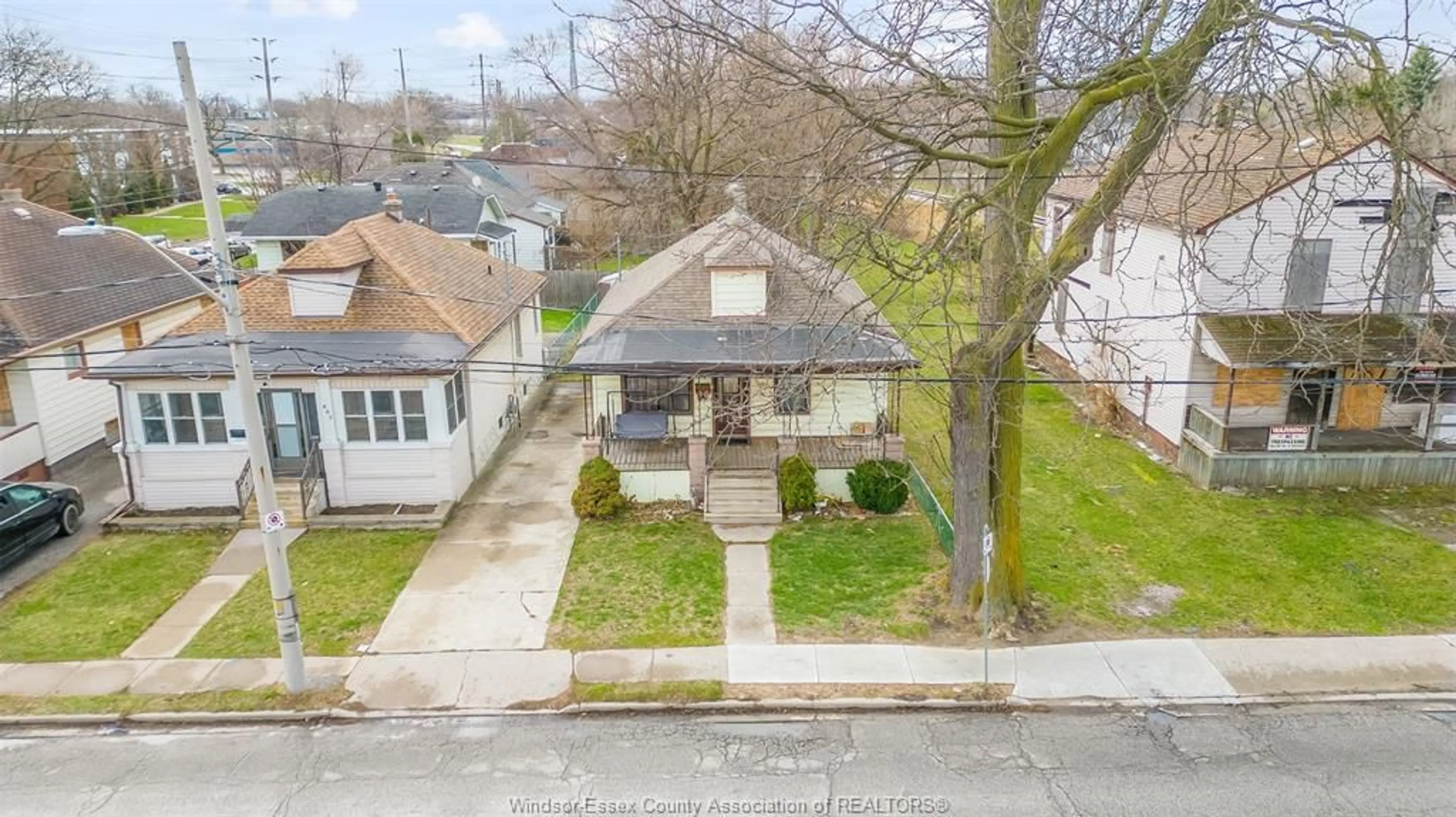 A pic from outside/outdoor area/front of a property/back of a property/a pic from drone, street for 879 FELIX, Windsor Ontario N9C 3L1