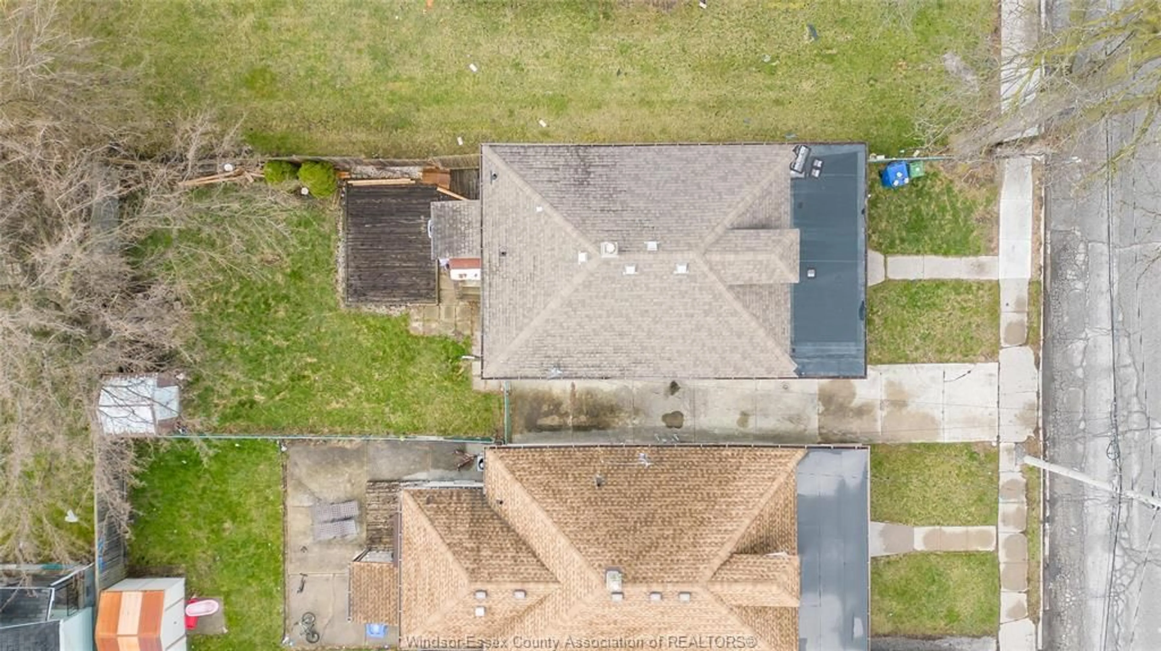 A pic from outside/outdoor area/front of a property/back of a property/a pic from drone, unknown for 879 FELIX, Windsor Ontario N9C 3L1