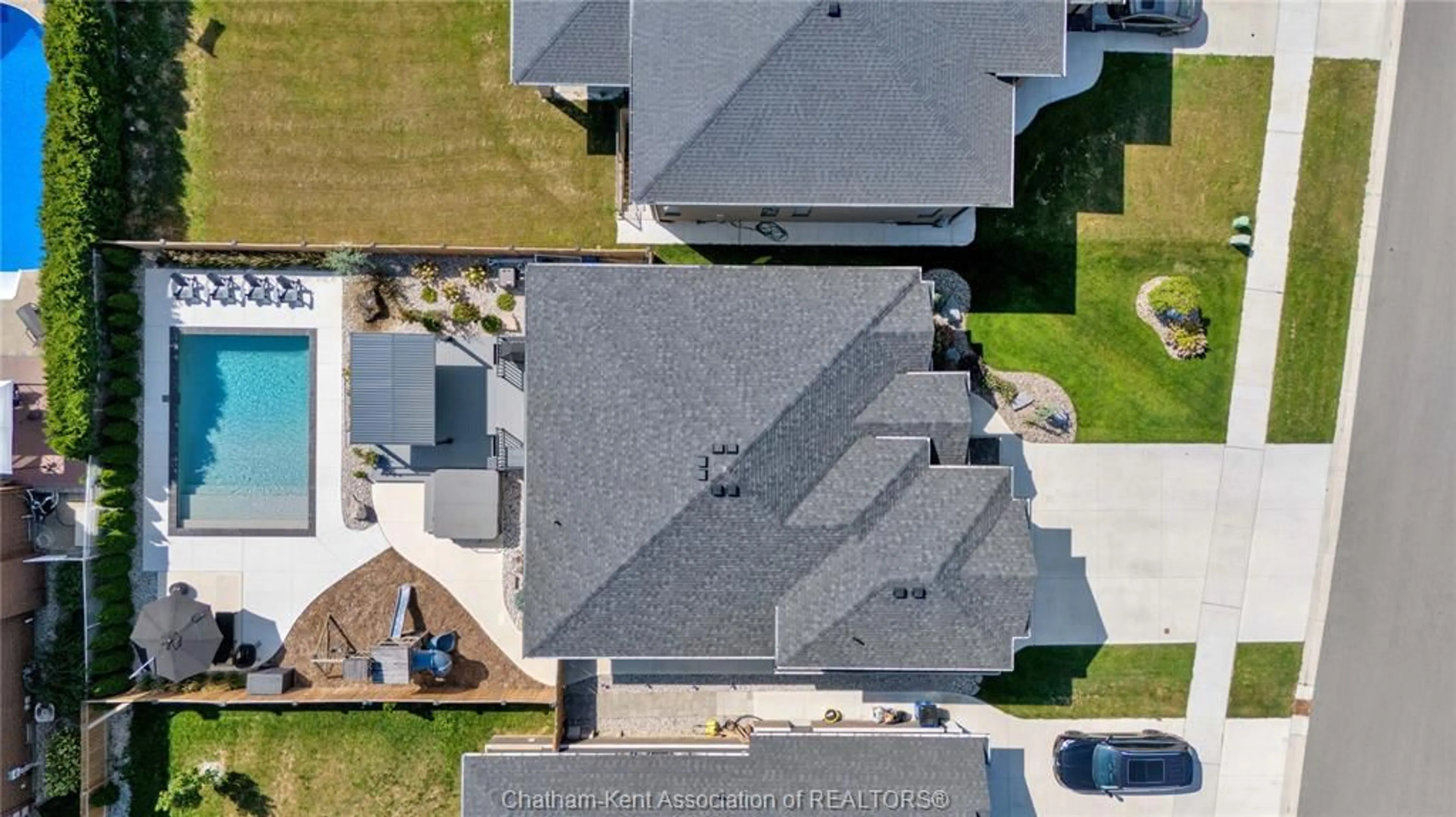 A pic from outside/outdoor area/front of a property/back of a property/a pic from drone, street for 113 Tuscany Trail, Chatham Ontario N7M 0R9