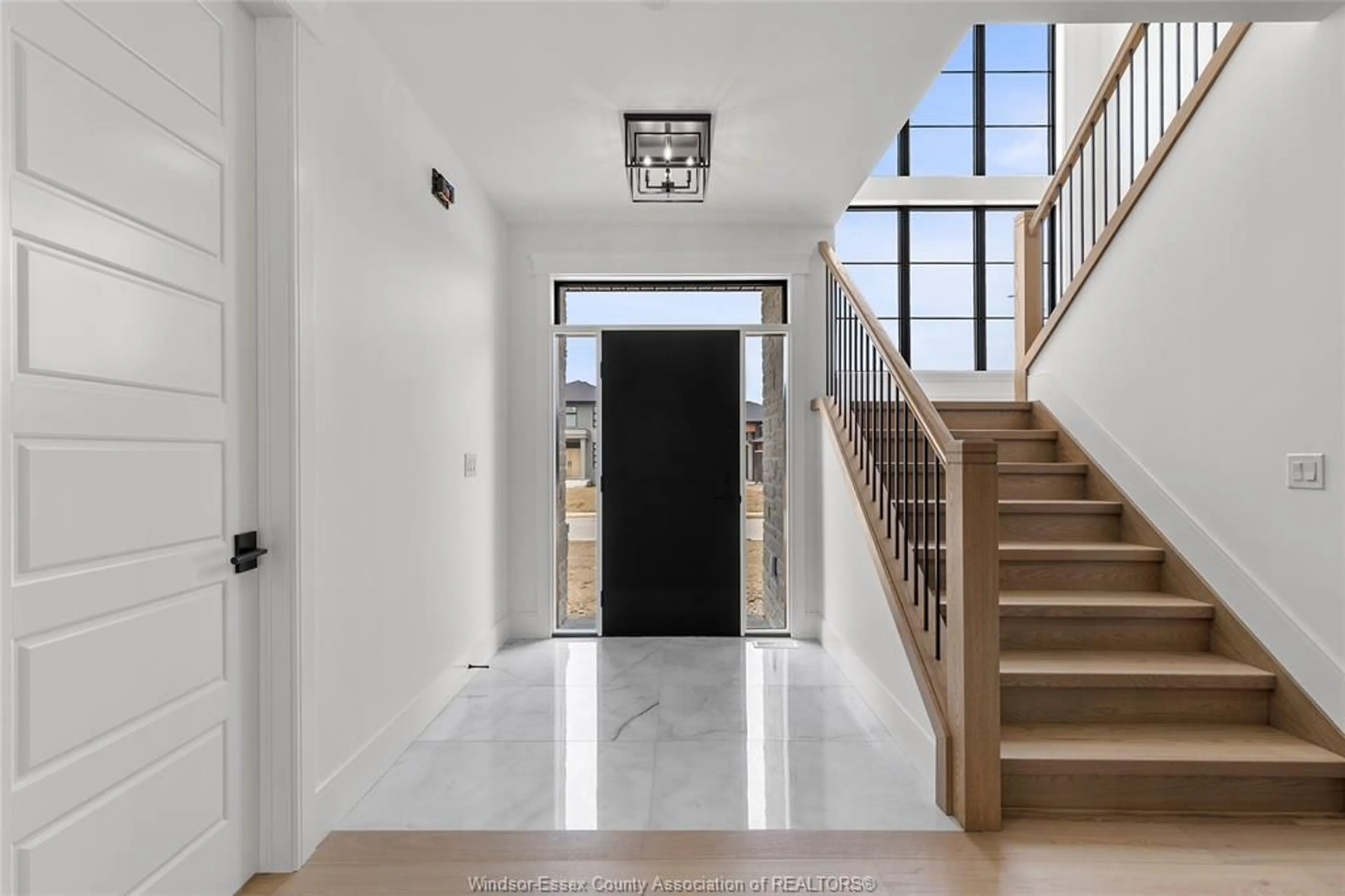 Indoor foyer for 650 SUMMIT St, Lakeshore Ontario N0R 1A7